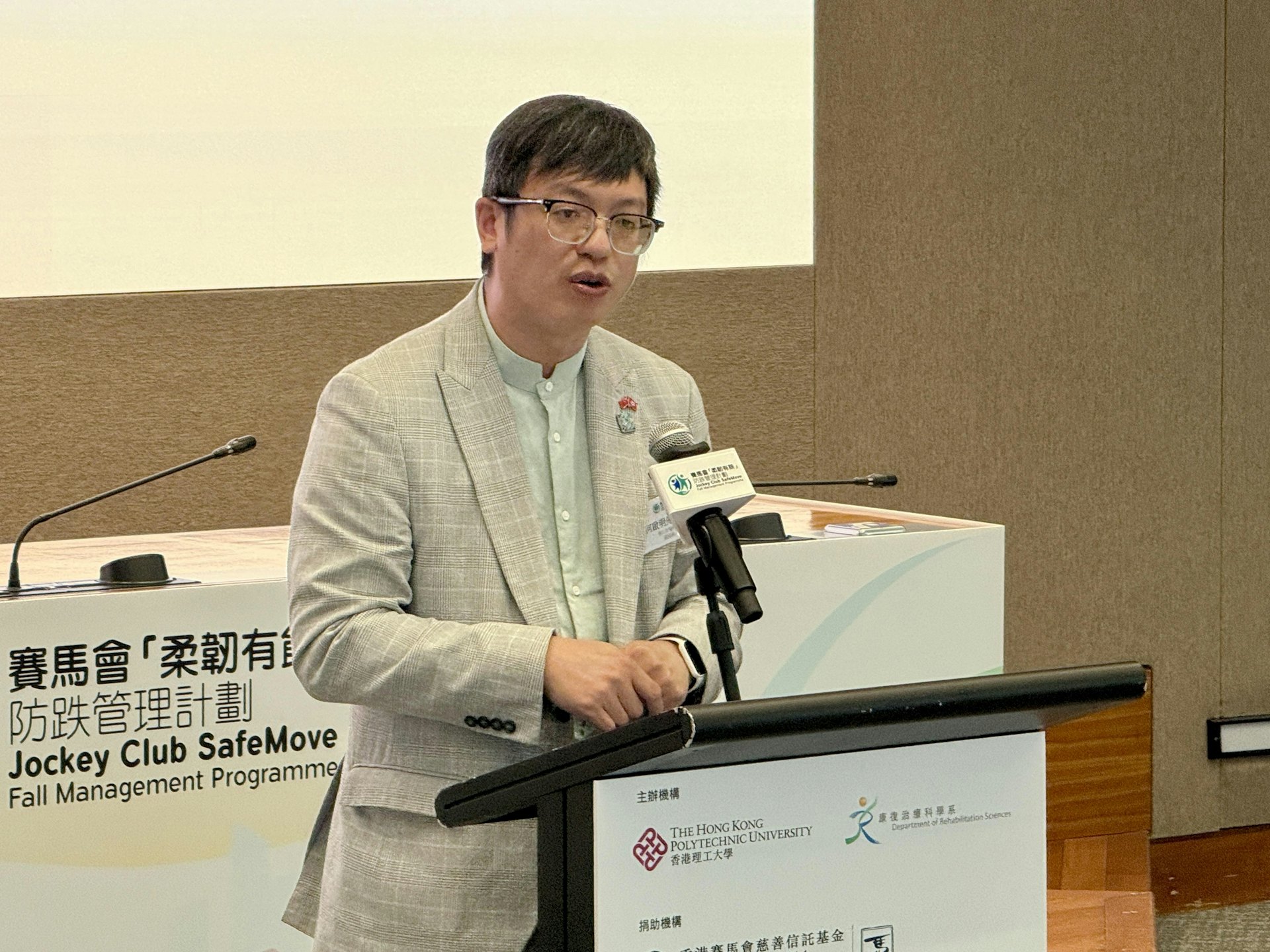 勞工及福利局副局長何啟明。