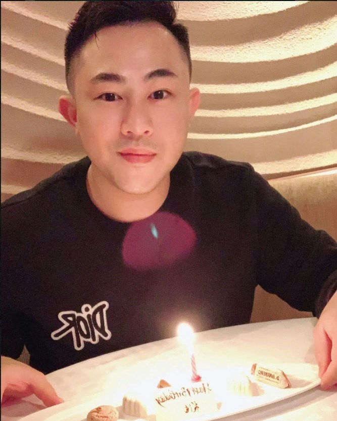 因家姑指鄺港傑無工作,蔡最終讓鄺試工,並在2023年1月成為蔡的司機。