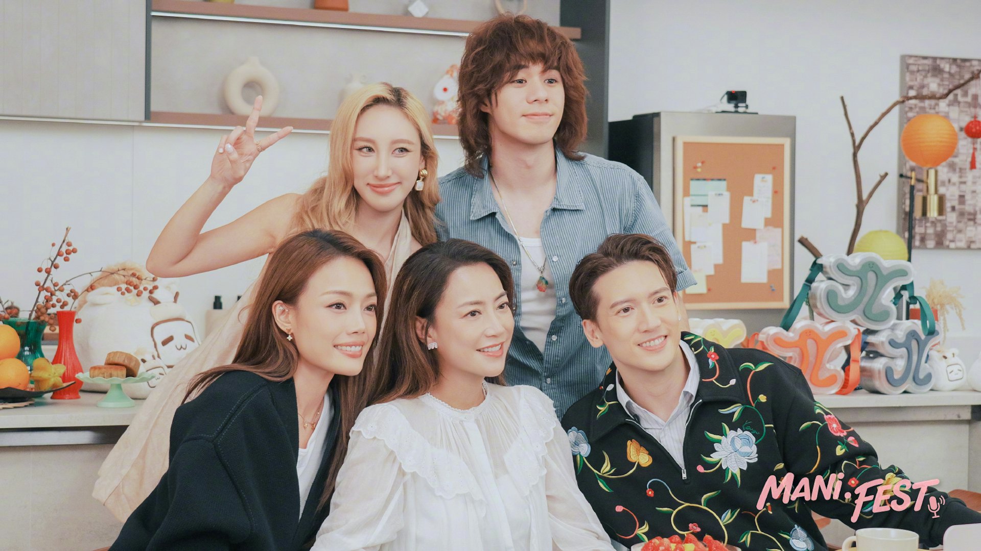 首集就與旗下藝人容祖兒(Joey)、關智斌(Kenny)、許靖韻(Angela)、曾比特(Mike)齊聚出席「英皇中秋家宴」。(微博@霍汶希Mani)