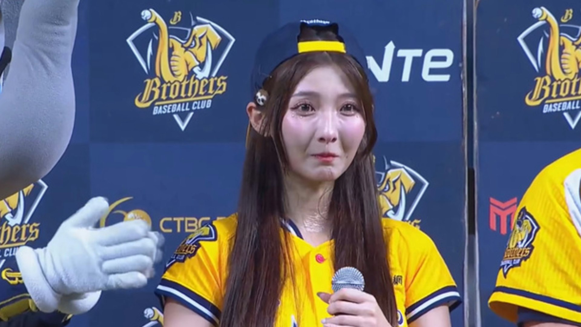 台湾啦啦队女孩汶汶今年6月遭疯狂粉丝砍伤,休养3个月后在9月28日回归球场应援并拿下胜利,赛后她提及这段时间的心情,忍不住泪崩说:「我会一步一步回归本来的生活。」(YouTube@中信兄弟)(YouTube/中信兄弟)