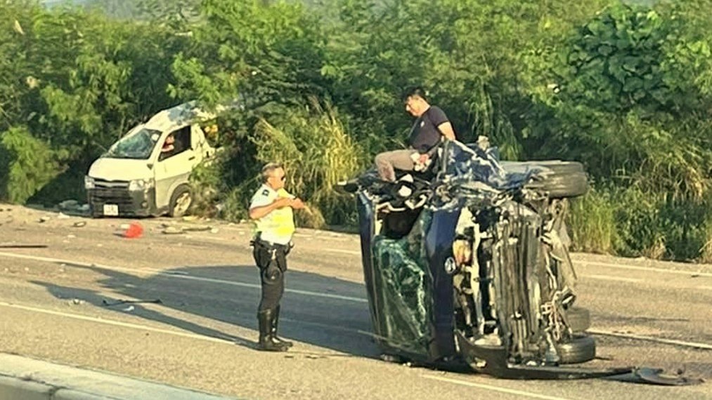 新田公路3車相撞釀3傷 客貨車翻側車頭變廢鐵 男子坐車身待援