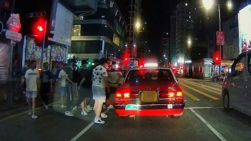 旺角群煞強開的士車門|警周二拘17歲男童暫控刑事毀壞 今晨提堂
