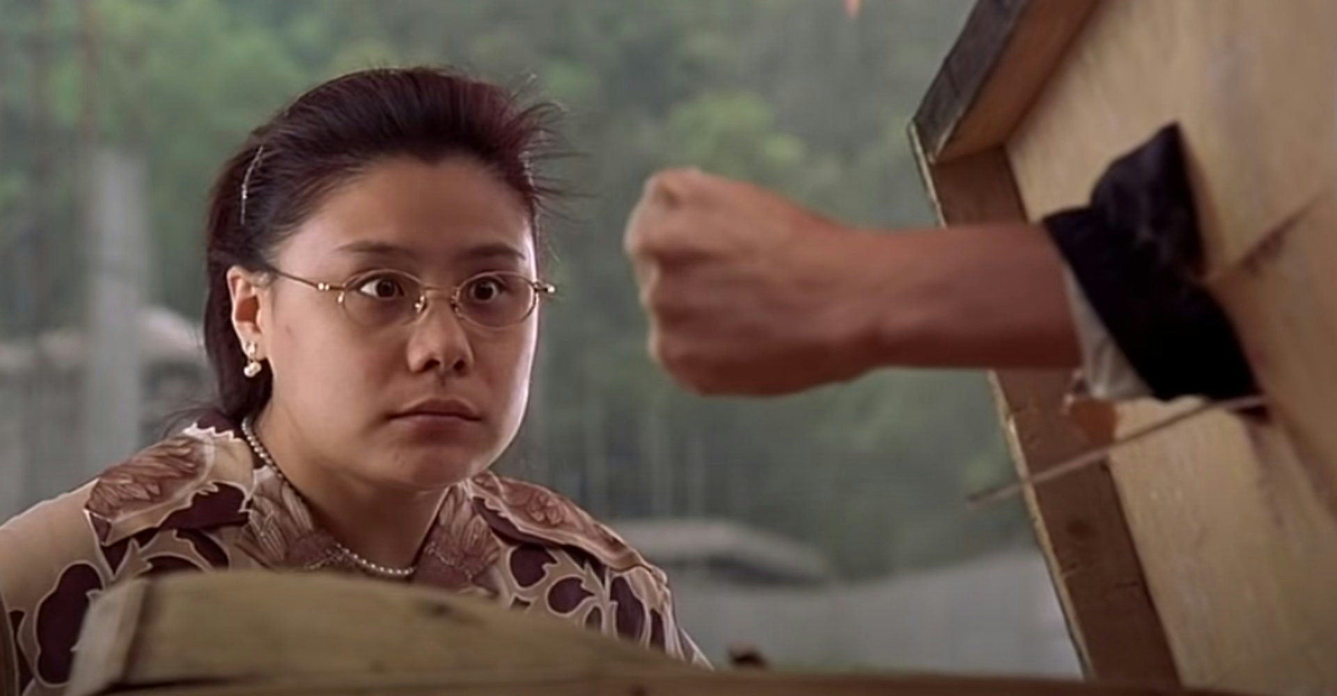 周星馳電影《少林足球》(2001)中,飾演「甜在心饅頭」老闆娘的徐美娜,一句「佢死咗喇!」深入民心。