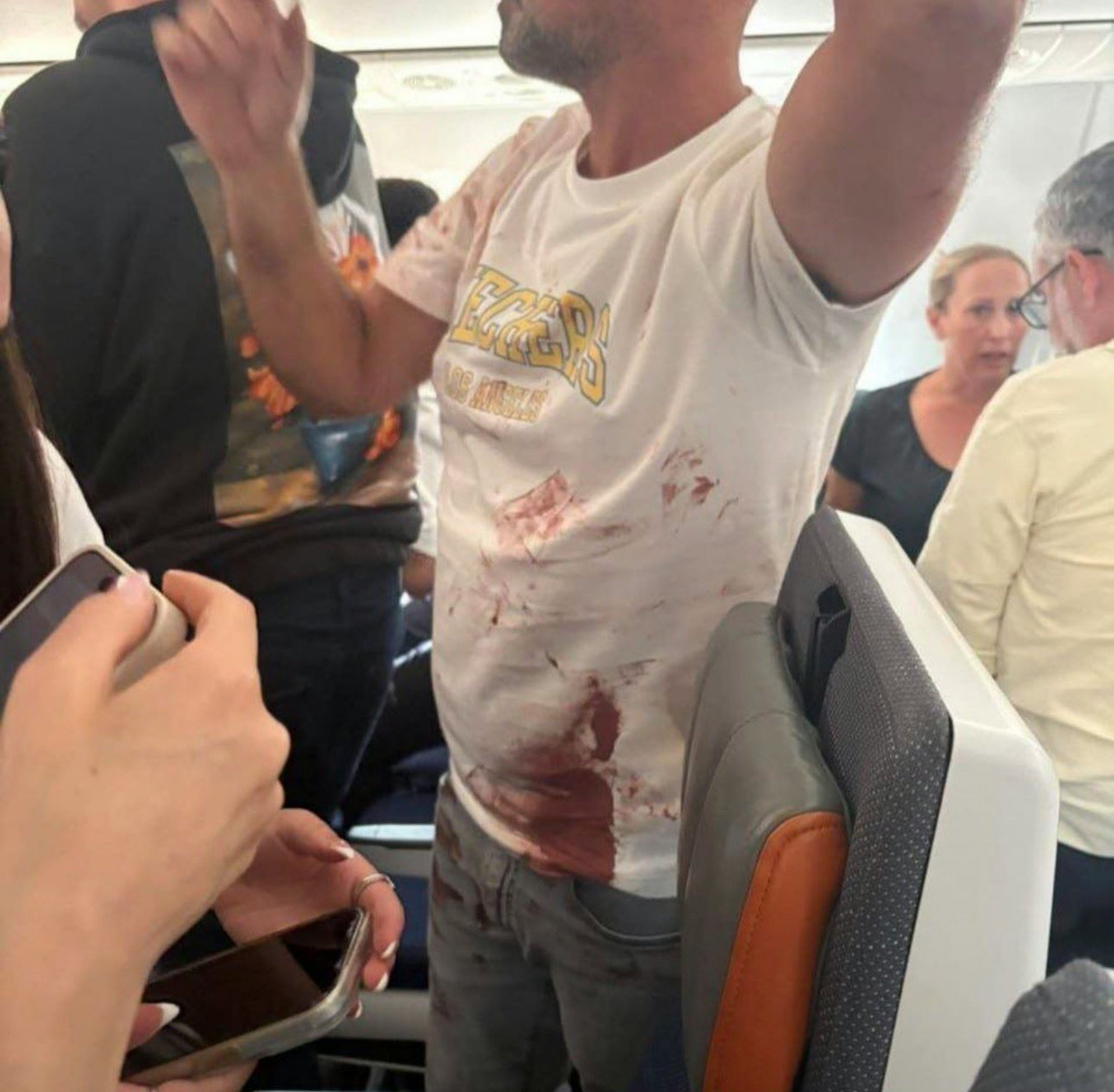 杜拜航空客機驚魂:事件中部份乘客協助制服施襲者,現場圖片可見有乘客身上染血