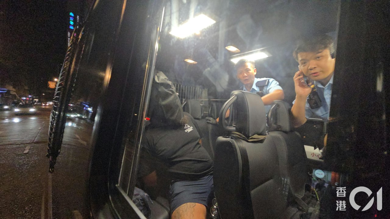 佐敦酒吧醉男持武器 警到場拘澳洲籍男子 檢獲仿製曲尺手槍