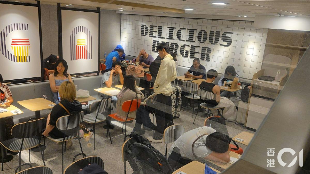 十一黃金周│兩網吧客量和平日相若 母親陪子女打機 麥當勞冷清