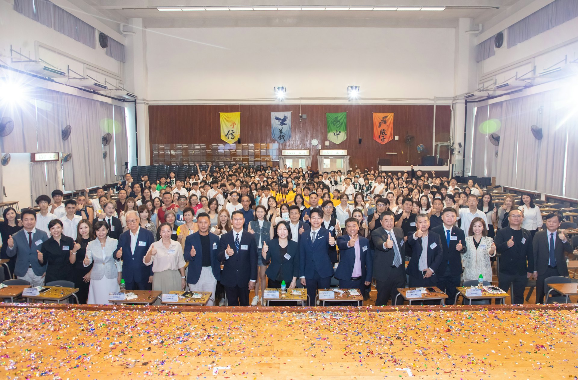 政界、學術界、教育界及工商業界的鼎力支持,多位立法會議員、區議員、科研學者、校長以及商會領袖親臨主禮,在禮堂與嘉賓、師生及家長合照。