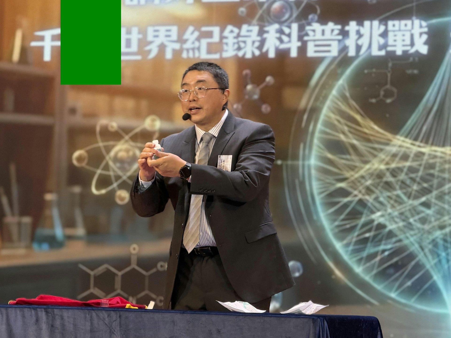 中科潤德生物科技邵明非教授引領全場逾千人齊心動手做實驗,親眼見證中科院專利的靜電紡絲膠原蛋白膜上膜體瞬間溶解及結構變化的奇妙過程。