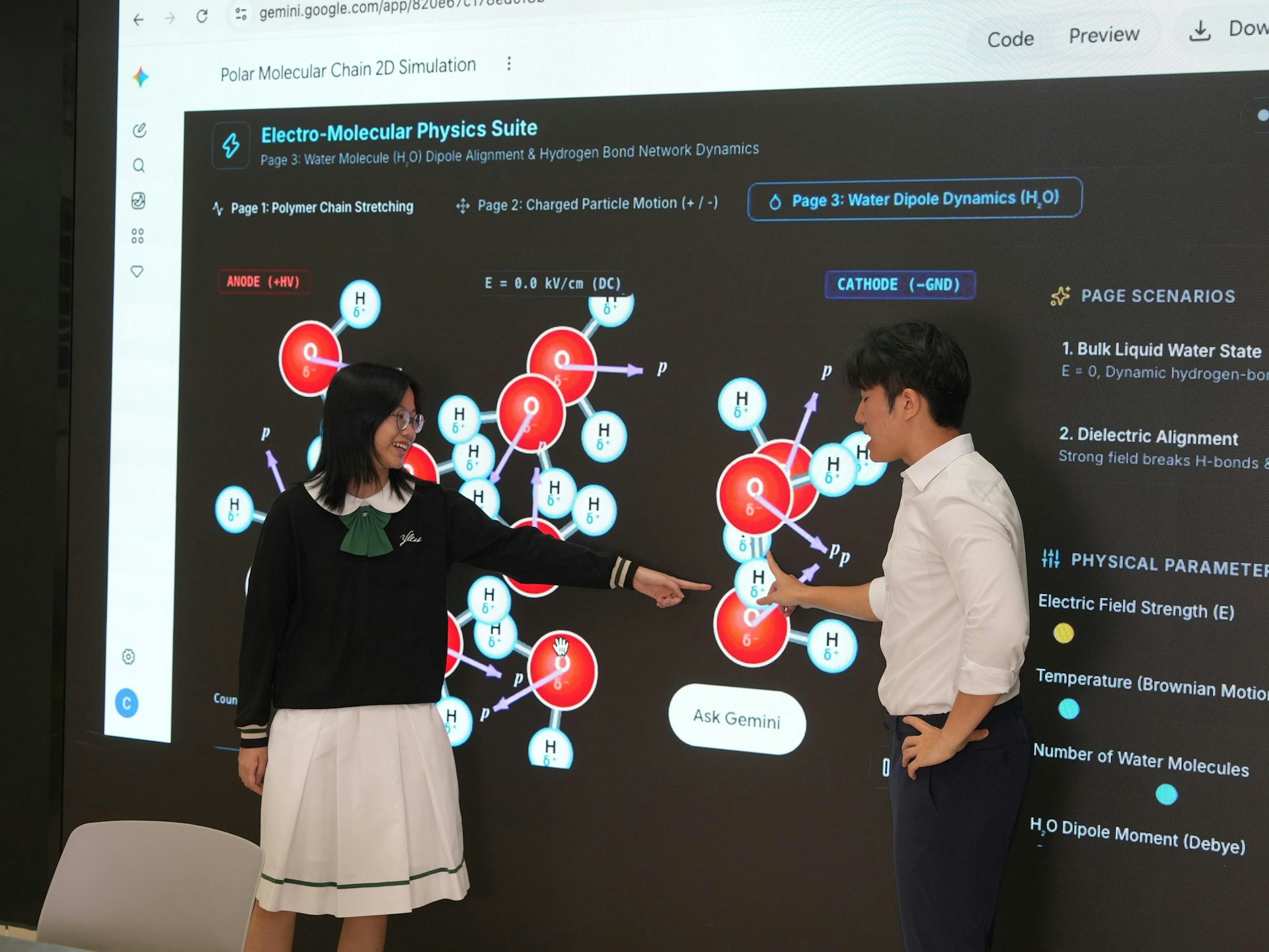 在科普講座及實驗開展前,物理科科主任老師與中六級杜銥茜同學率先向全校直播,深入淺出地解說相關生物科技概念與國家科技的領先發展。
