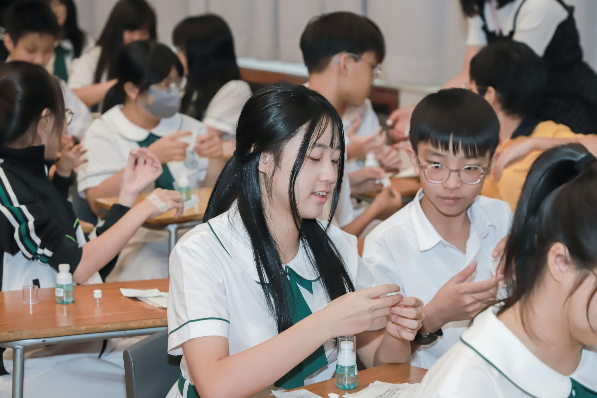 全場逾千人齊心動手做實驗,將液態與粉狀原料調配成精華噴霧,噴灑於中科院專利的靜電紡絲膠原蛋白膜上,親眼見證膜體瞬間溶解及結構變化的奇妙過程。