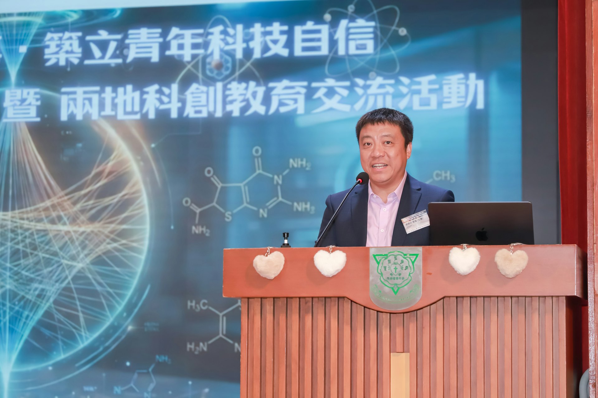 首席科學家郭燕川教授表示:「此時此刻,千名同學將同步動手實操,把科研原料製作成成品。這正是科研從技術攻關走向產業化、走進日常生活的真實縮影。」