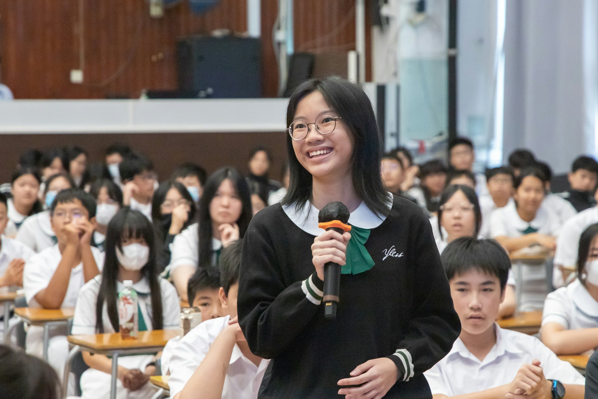 中六級理科生杜銥茜同學向邵明非教授提問,探討科研入門及成果轉化的挑戰。