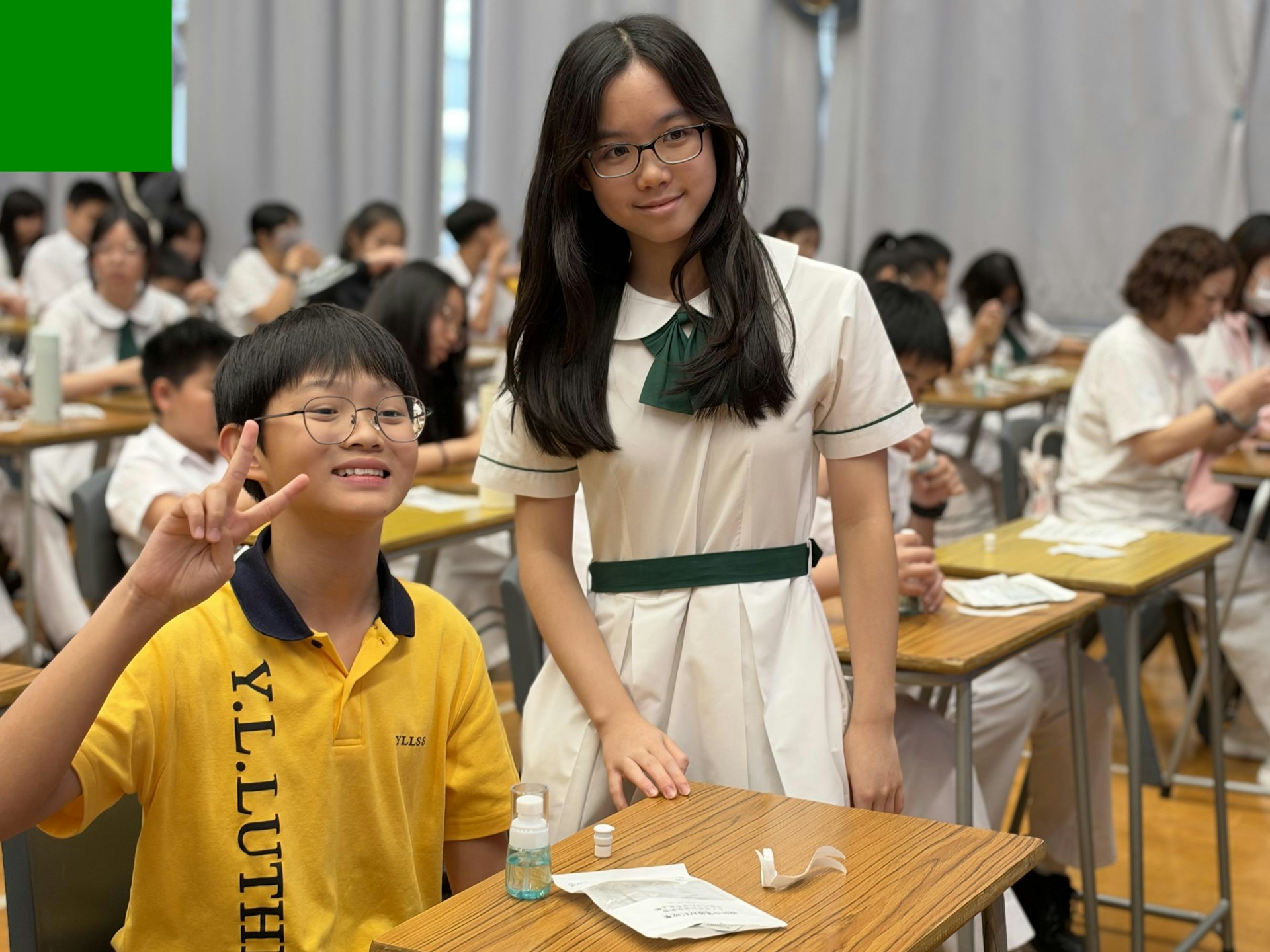 元朗信義中學高中理科學生協助引領同學完成實驗,在科創路上協力同心,讓抽象的微觀科學變得立體而具體。