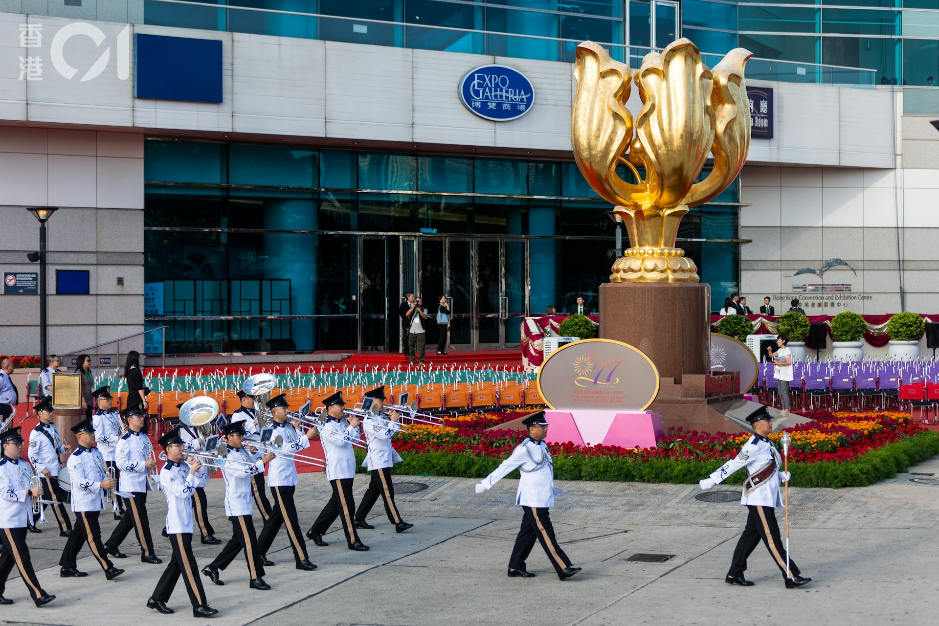 2026年10月1日中華人民共和國成立77周年,灣仔金紫荊廣場早上舉行升旗儀式。儀式在警察銀樂隊奏樂下展開,護旗方隊及儀仗隊以中式步操進場,現場奏起國歌後,國旗和區旗徐徐升起。
