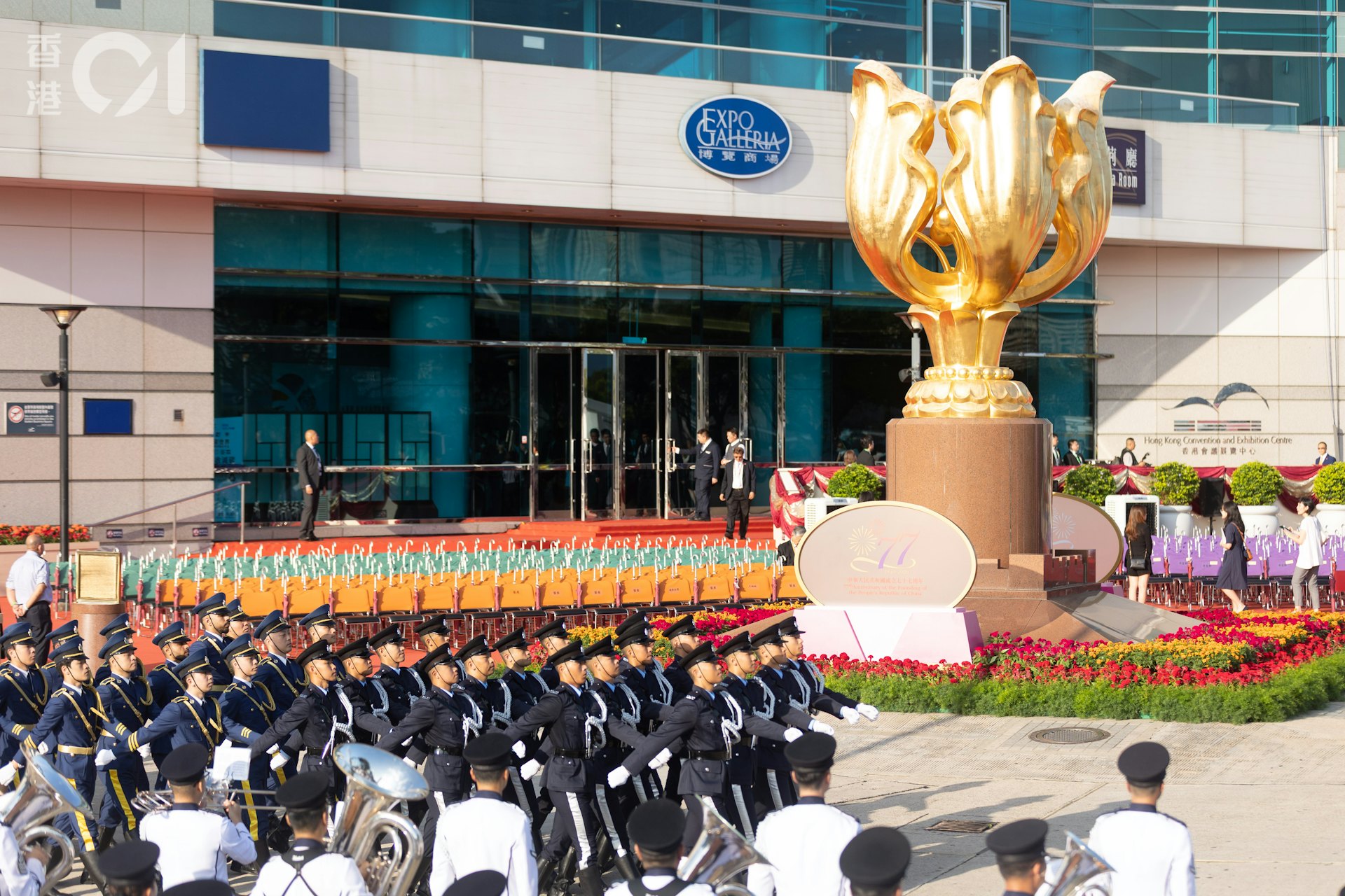 2026年10月1日中華人民共和國成立77周年,灣仔金紫荊廣場早上舉行升旗儀式。儀式在警察銀樂隊奏樂下展開,護旗方隊及儀仗隊以中式步操進場,現場奏起國歌後,國旗和區旗徐徐升起。