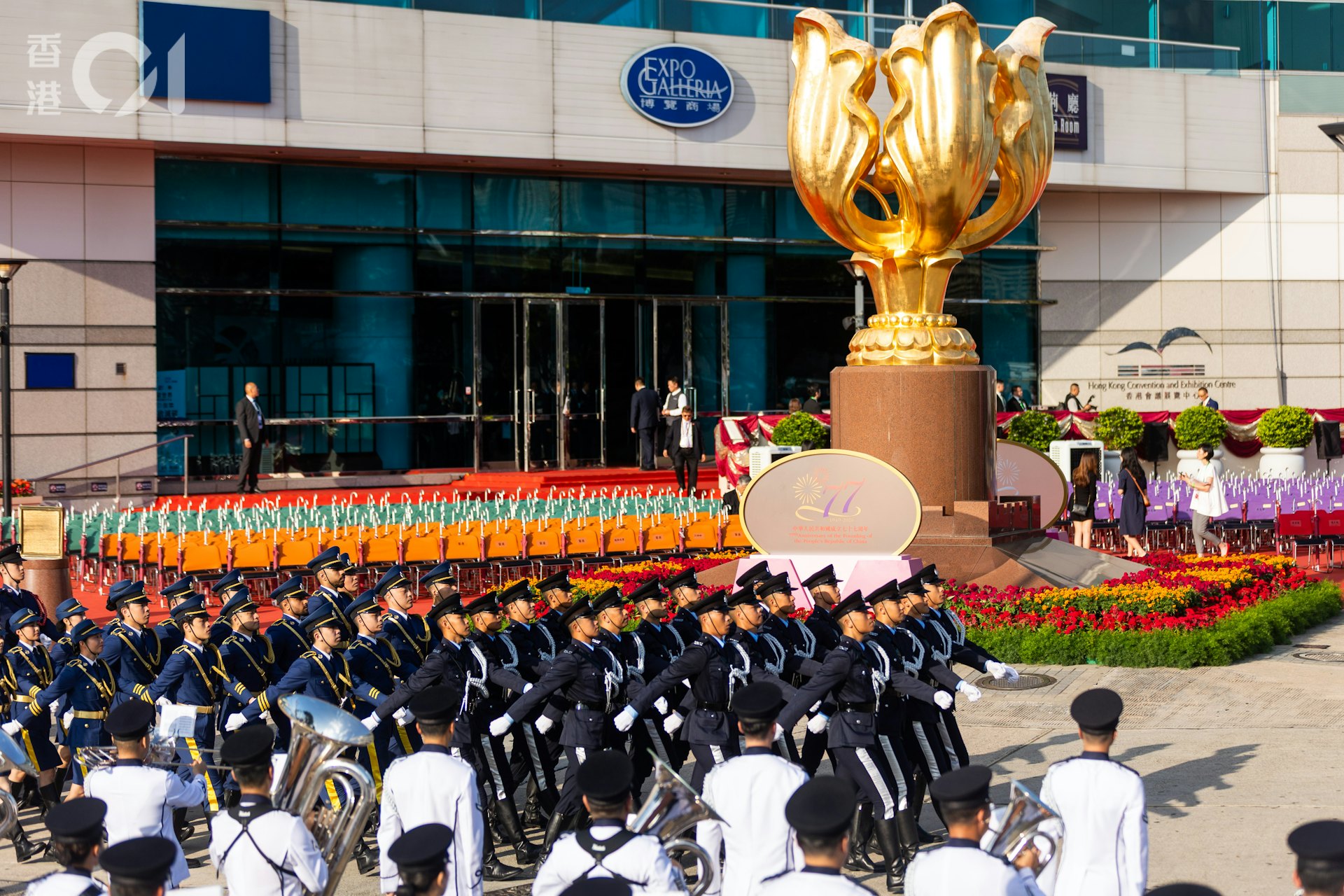2026年10月1日中華人民共和國成立77周年,灣仔金紫荊廣場早上舉行升旗儀式。儀式在警察銀樂隊奏樂下展開,護旗方隊及儀仗隊以中式步操進場,現場奏起國歌後,國旗和區旗徐徐升起。