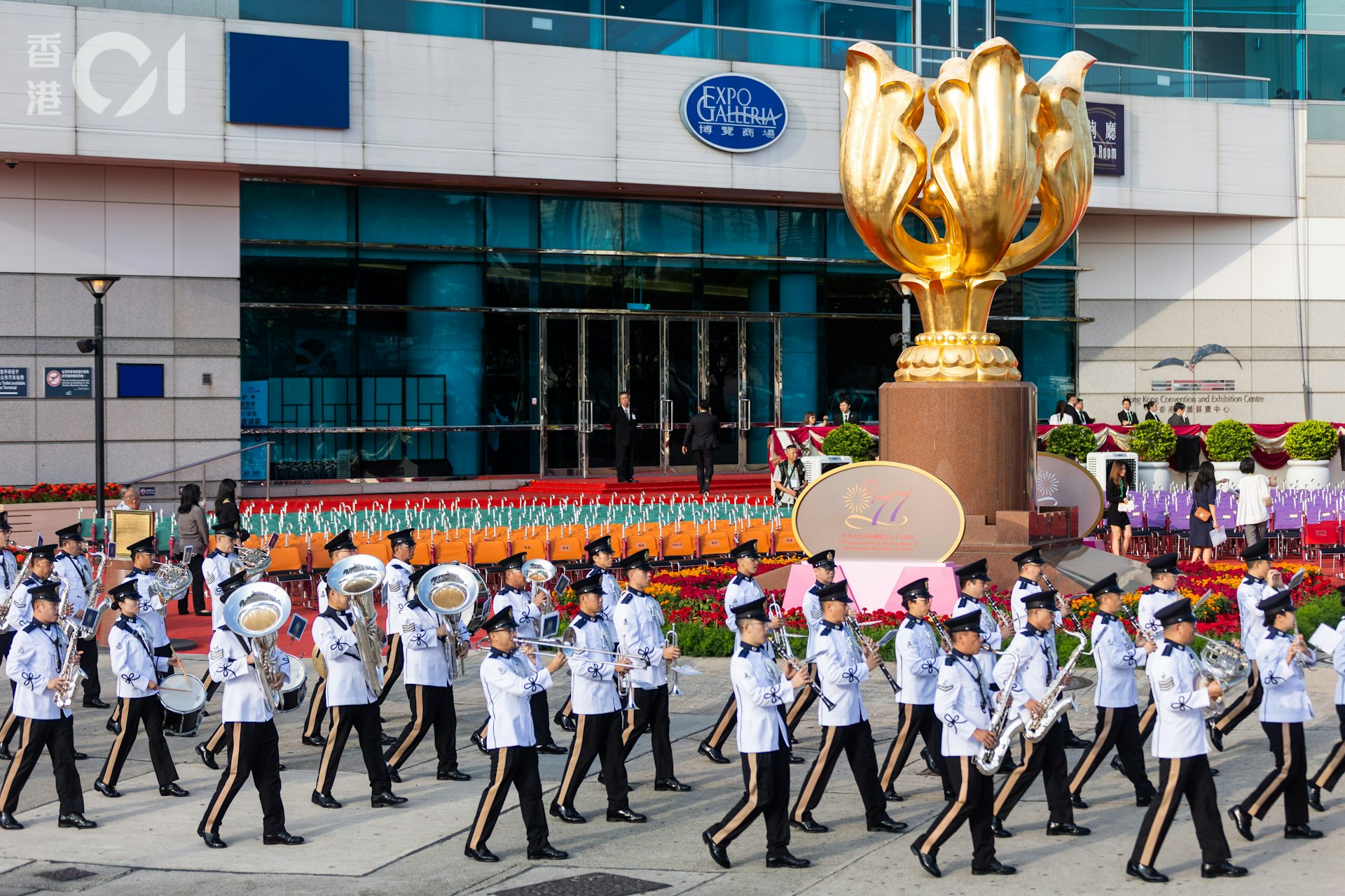 2026年10月1日中華人民共和國成立77周年,灣仔金紫荊廣場早上舉行升旗儀式。儀式在警察銀樂隊奏樂下展開,護旗方隊及儀仗隊以中式步操進場,現場奏起國歌後,國旗和區旗徐徐升起。