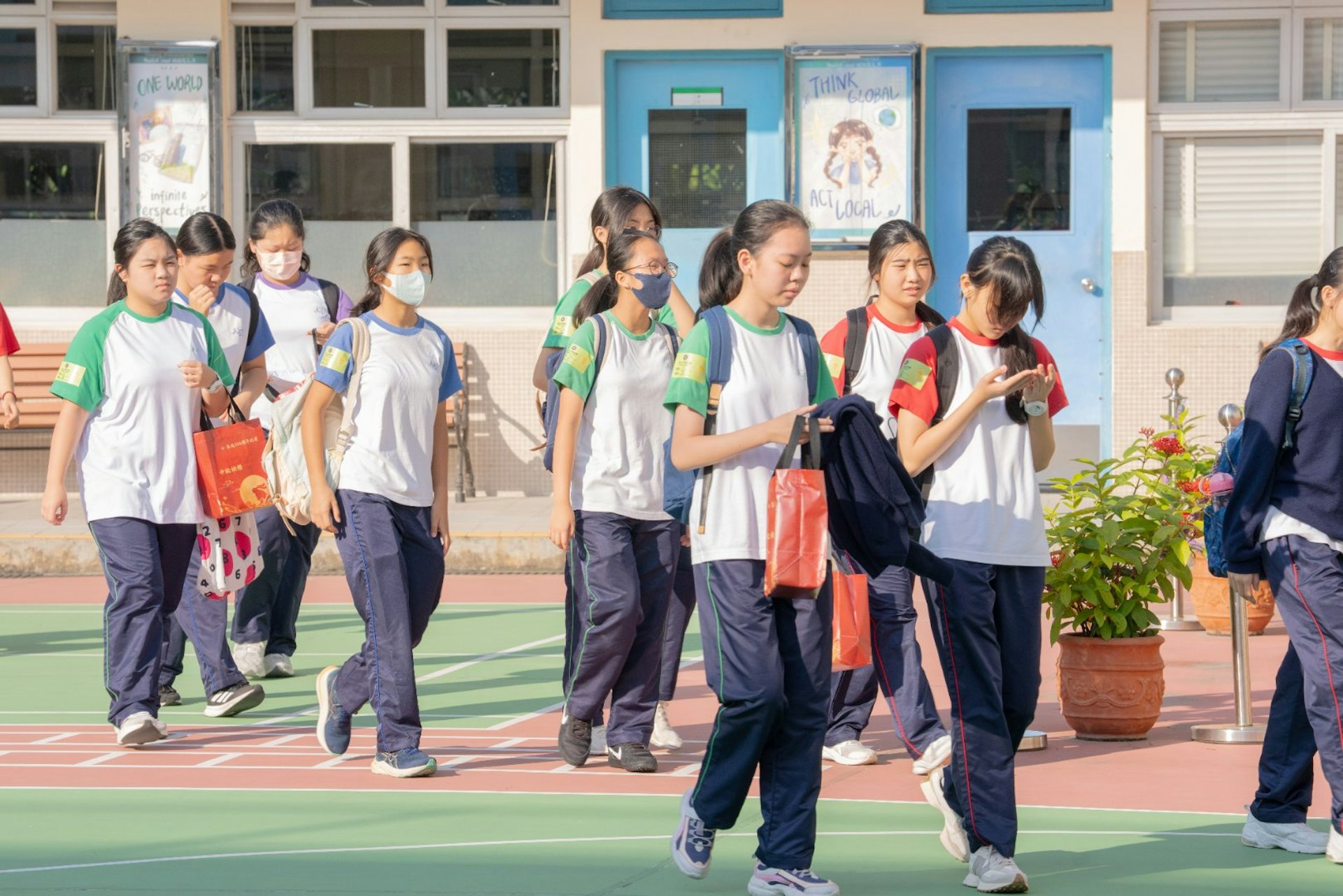 九龍真光中學同學整裝待發前往各區探訪。