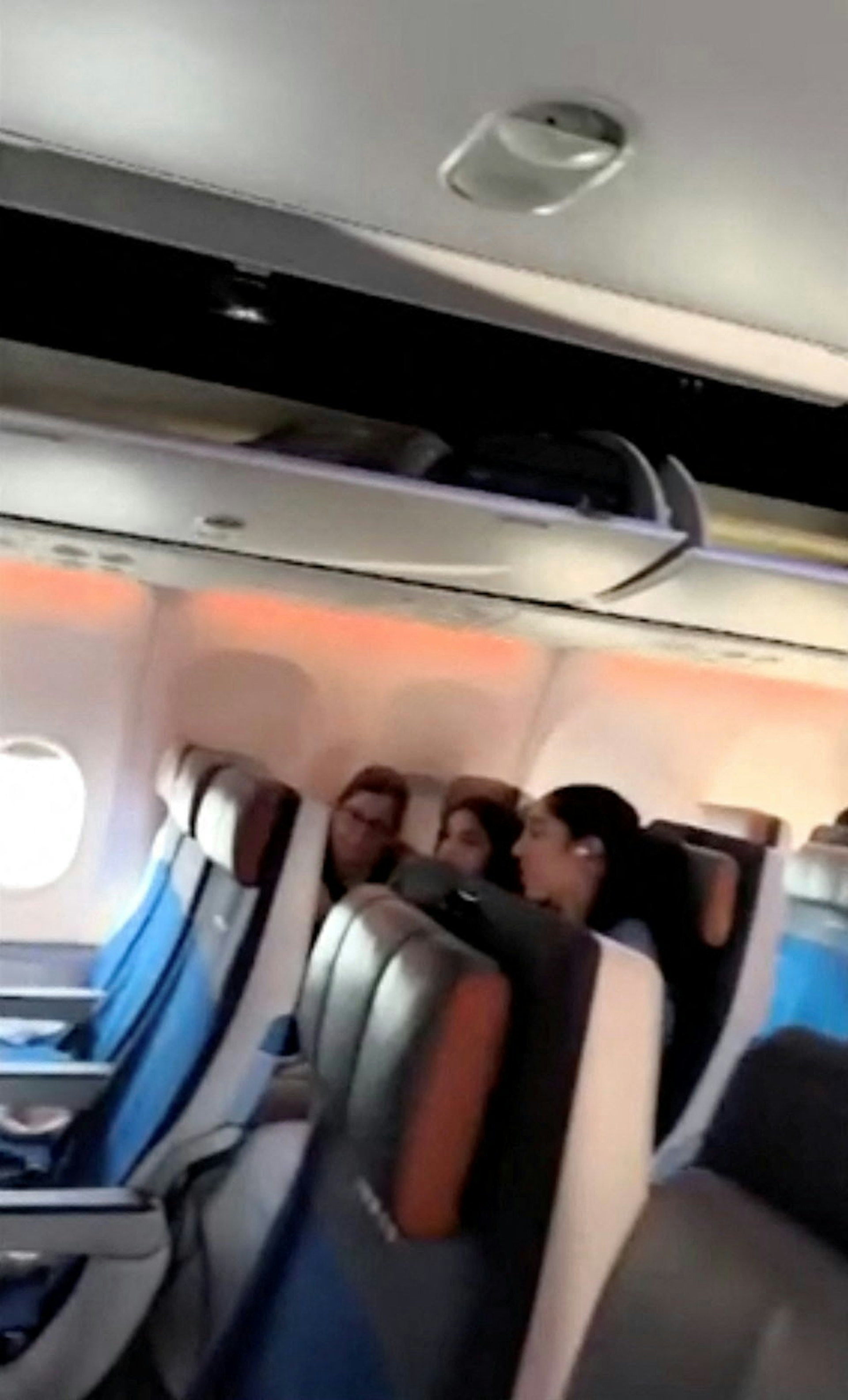 杜拜航空客機驚魂:機艙內部照片(路透社)