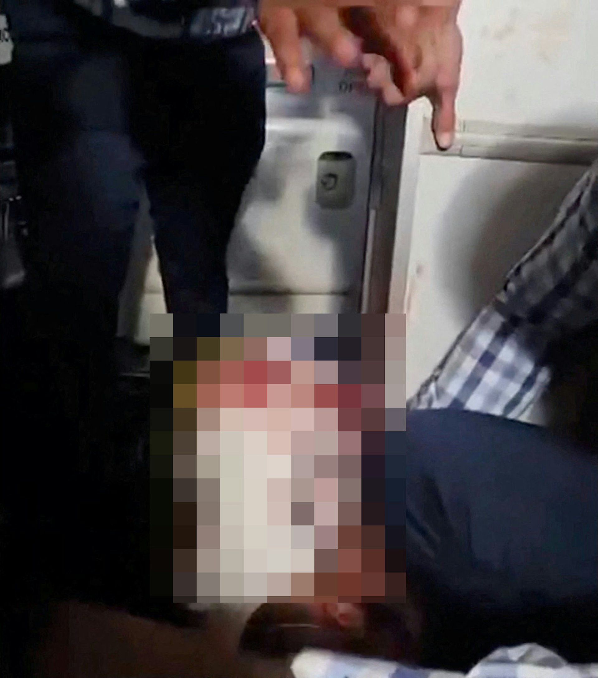 杜拜航空客機驚魂:以色列傳媒報道,影片顯示機長當時渾身是血,躺在駕駛艙外地板(路透社)