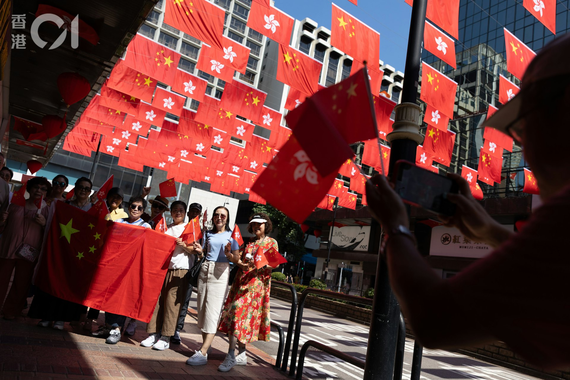 2026年10月1日中華人民共和國成立七十七周年,國旗與特區區旗在香港街頭與海上也隨處可見。