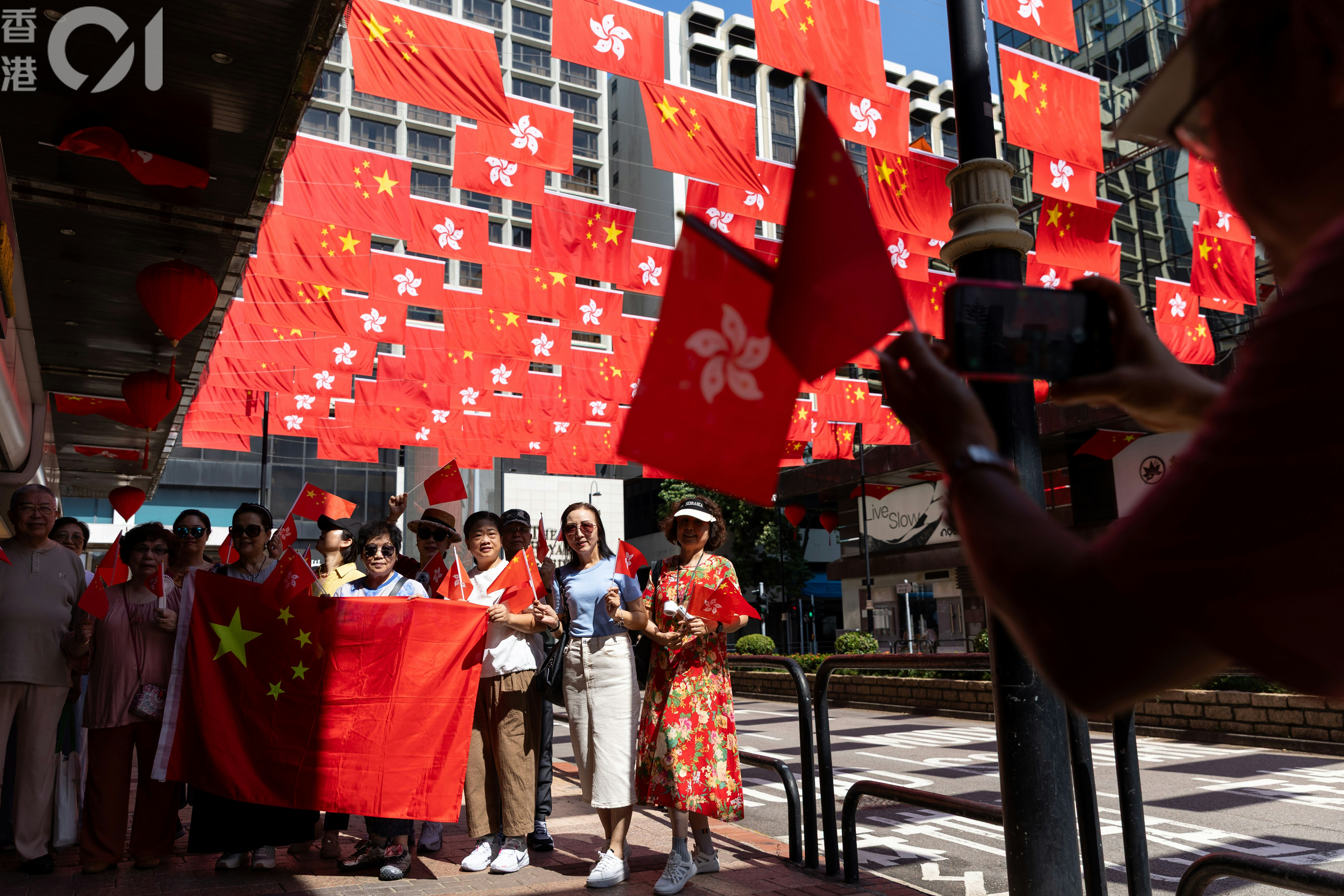 2026年10月1日中華人民共和國成立七十七周年,國旗與特區區旗在香港街頭與海上也隨處可見。