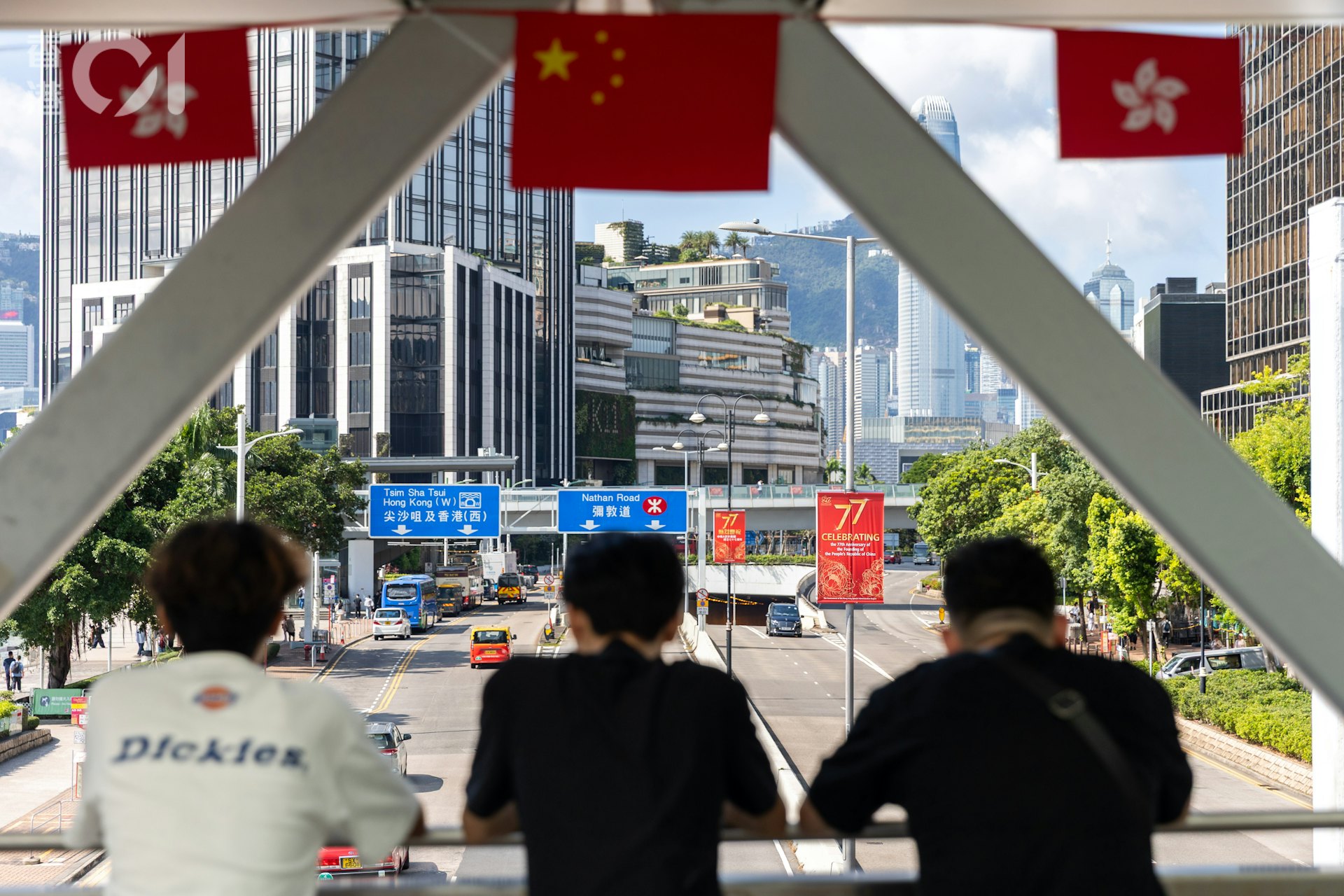 2026年10月1日中華人民共和國成立七十七周年,國旗與特區區旗在香港街頭與海上也隨處可見。