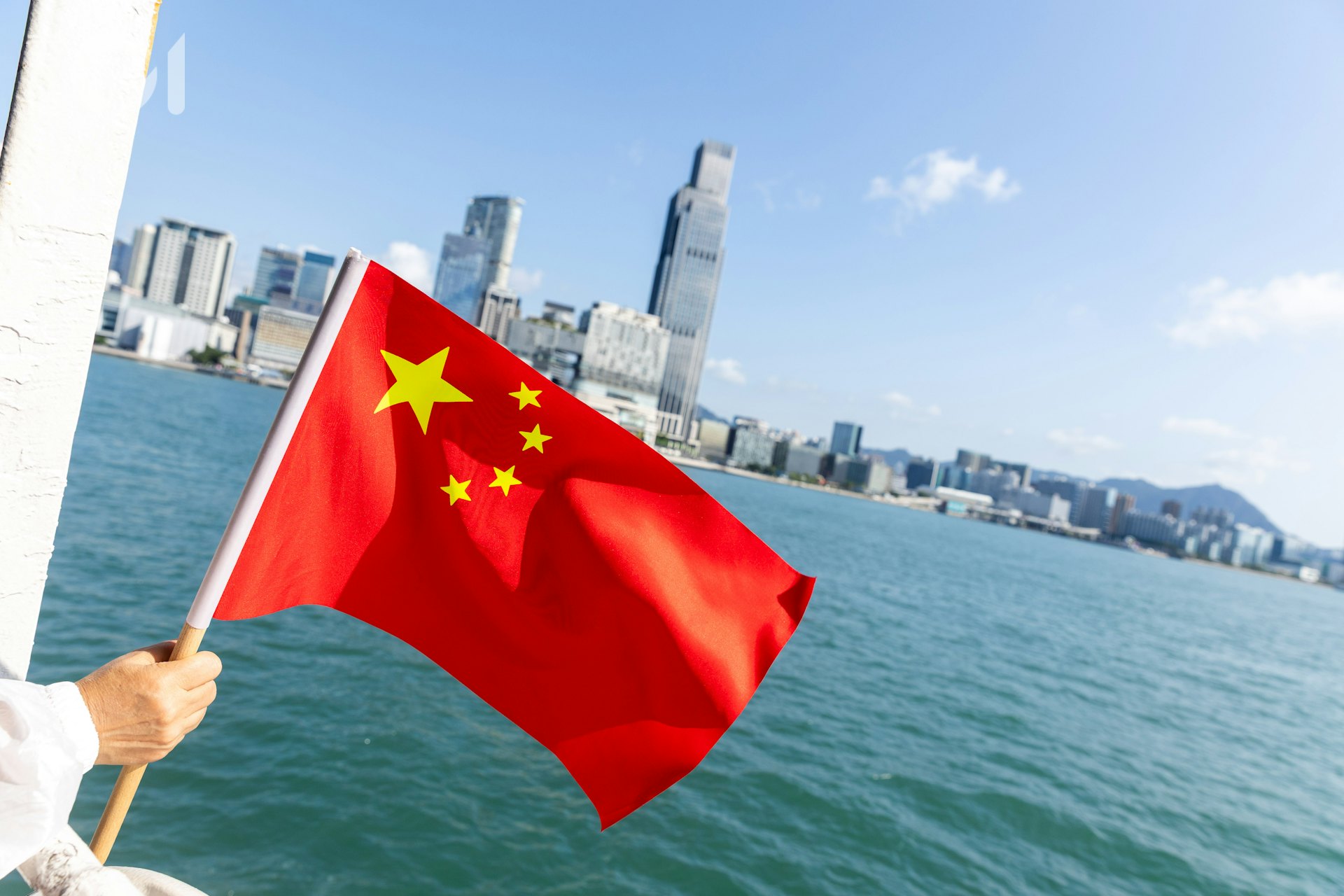 2026年10月1日中華人民共和國成立七十七周年,國旗與特區區旗在香港街頭與海上也隨處可見。