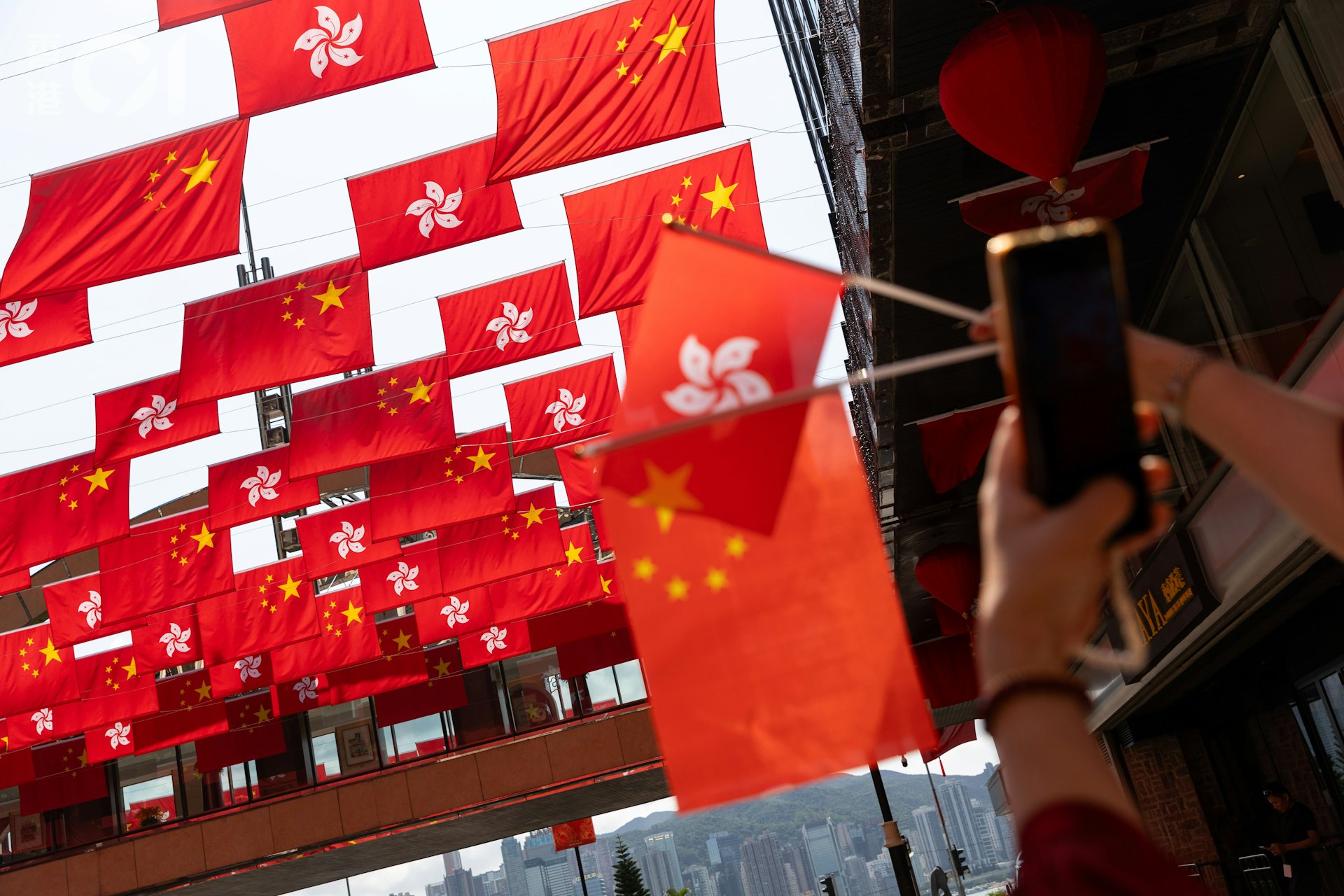 2026年10月1日中華人民共和國成立七十七周年,國旗與特區區旗在香港街頭與海上也隨處可見。