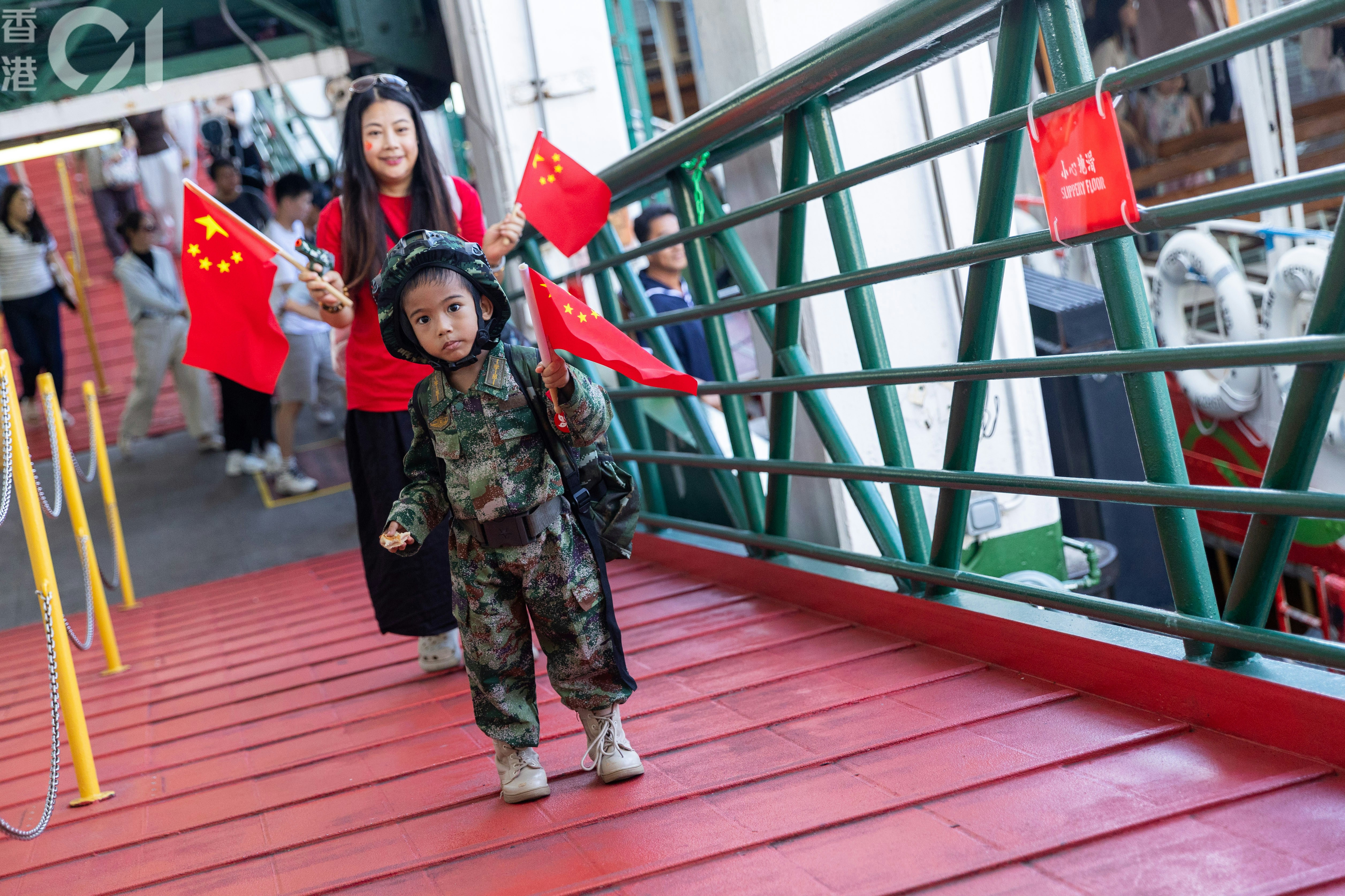 2026年10月1日中華人民共和國成立七十七周年,國旗與特區區旗在香港街頭與海上也隨處可見。