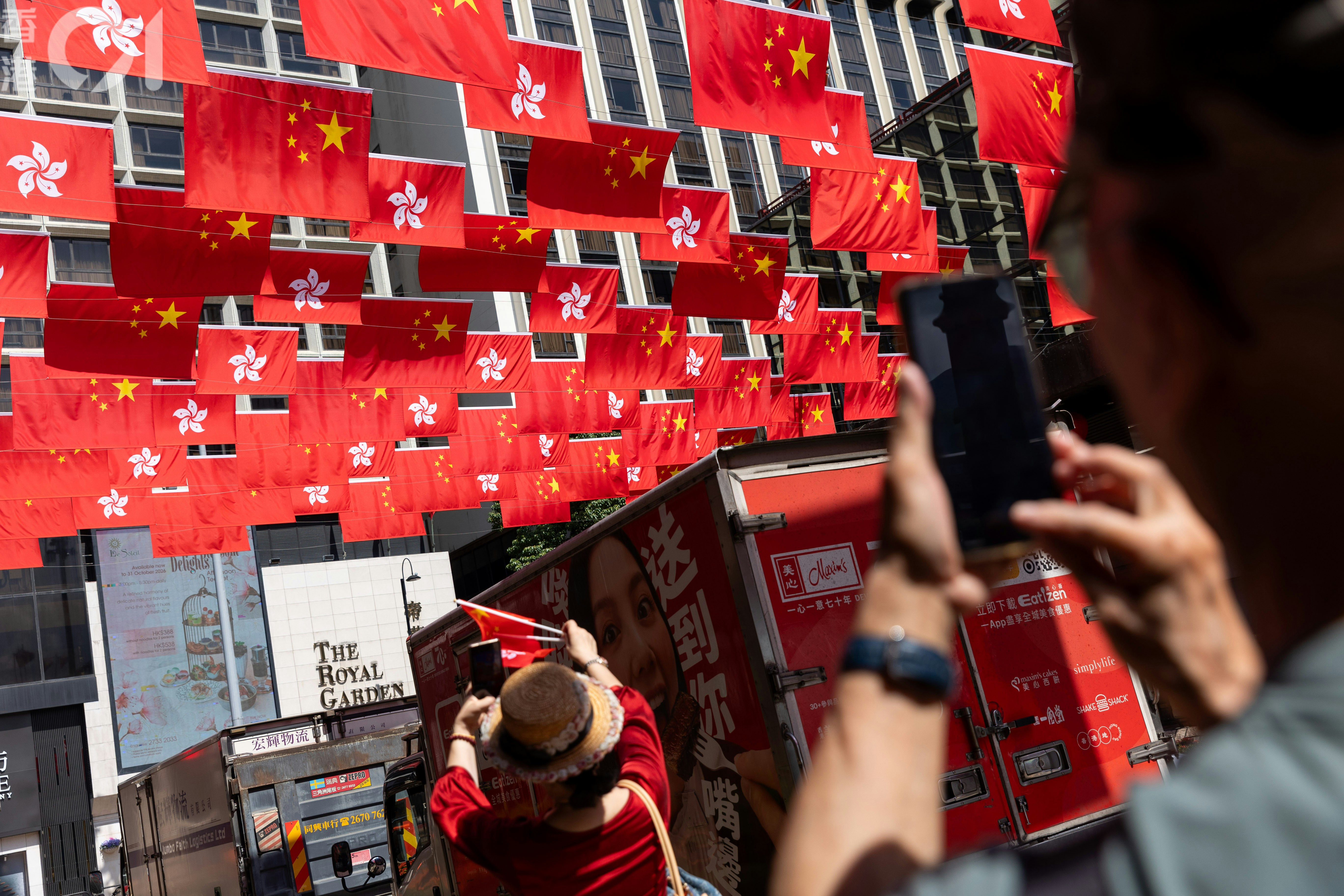 2026年10月1日中華人民共和國成立七十七周年,國旗與特區區旗在香港街頭與海上也隨處可見。