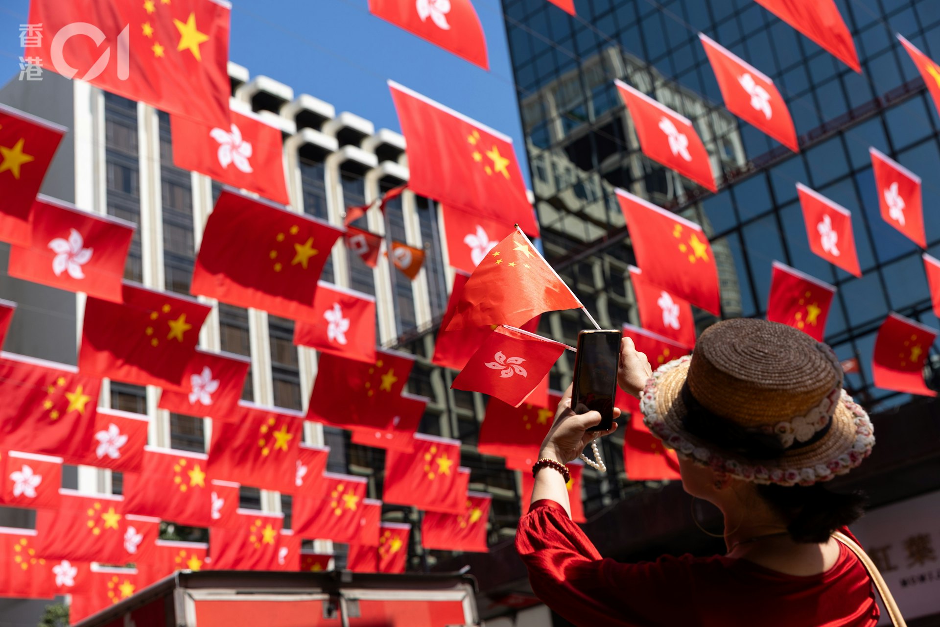 2026年10月1日中華人民共和國成立七十七周年,國旗與特區區旗在香港街頭與海上也隨處可見。