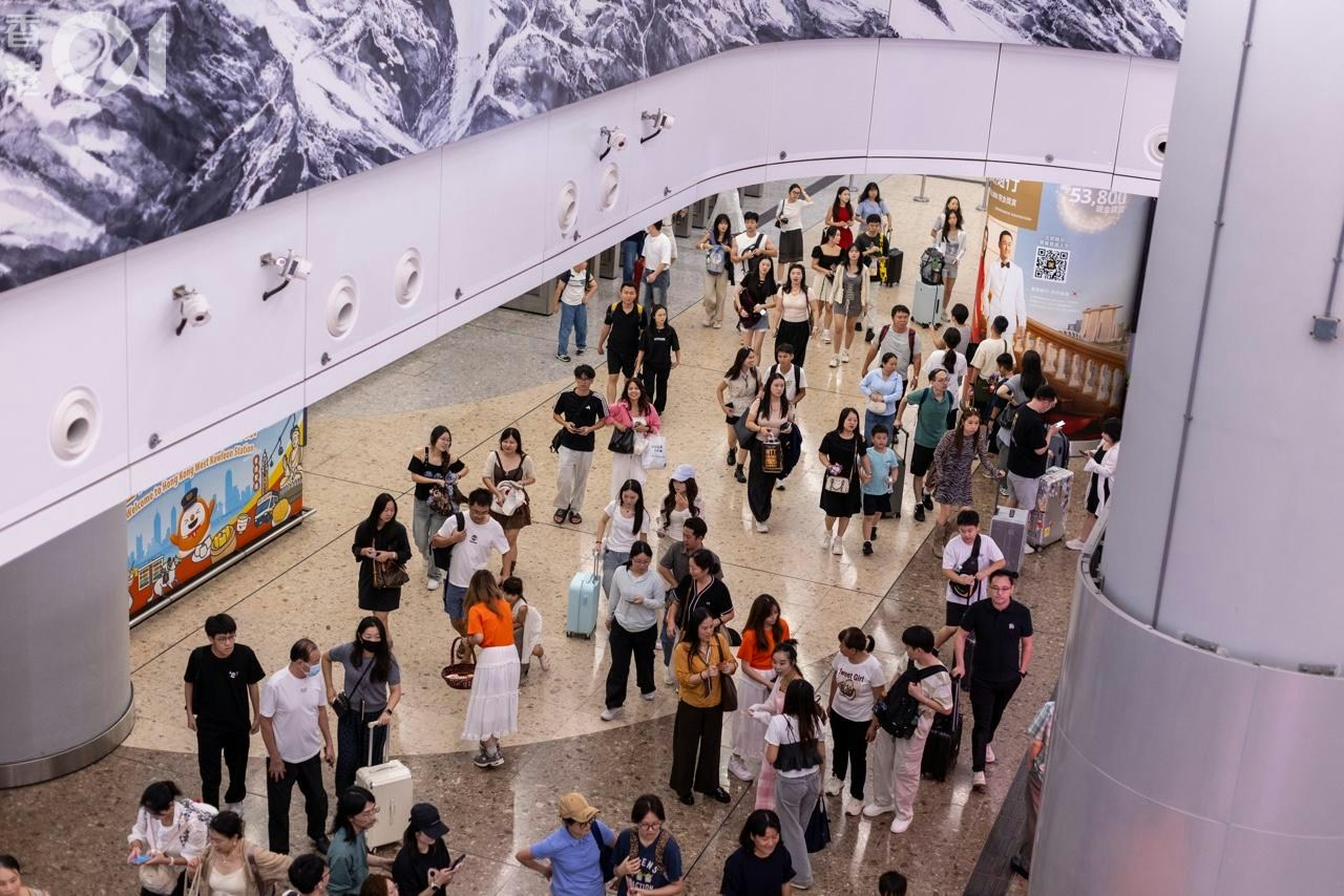 內地一連7日黃金周假期展開,今(10月1日)早上時分,高鐵西九龍站人頭湧湧。