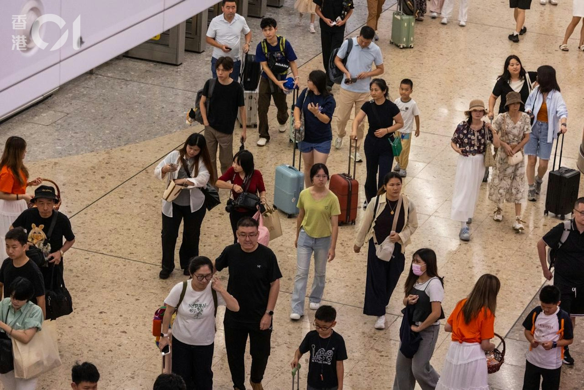 2025國慶假期訪港客流創新高:日均20.2萬人次,內地旅客占比近九成 2025國慶假期訪港客流創新高:日均20.2萬人次,內地旅客占比近九成