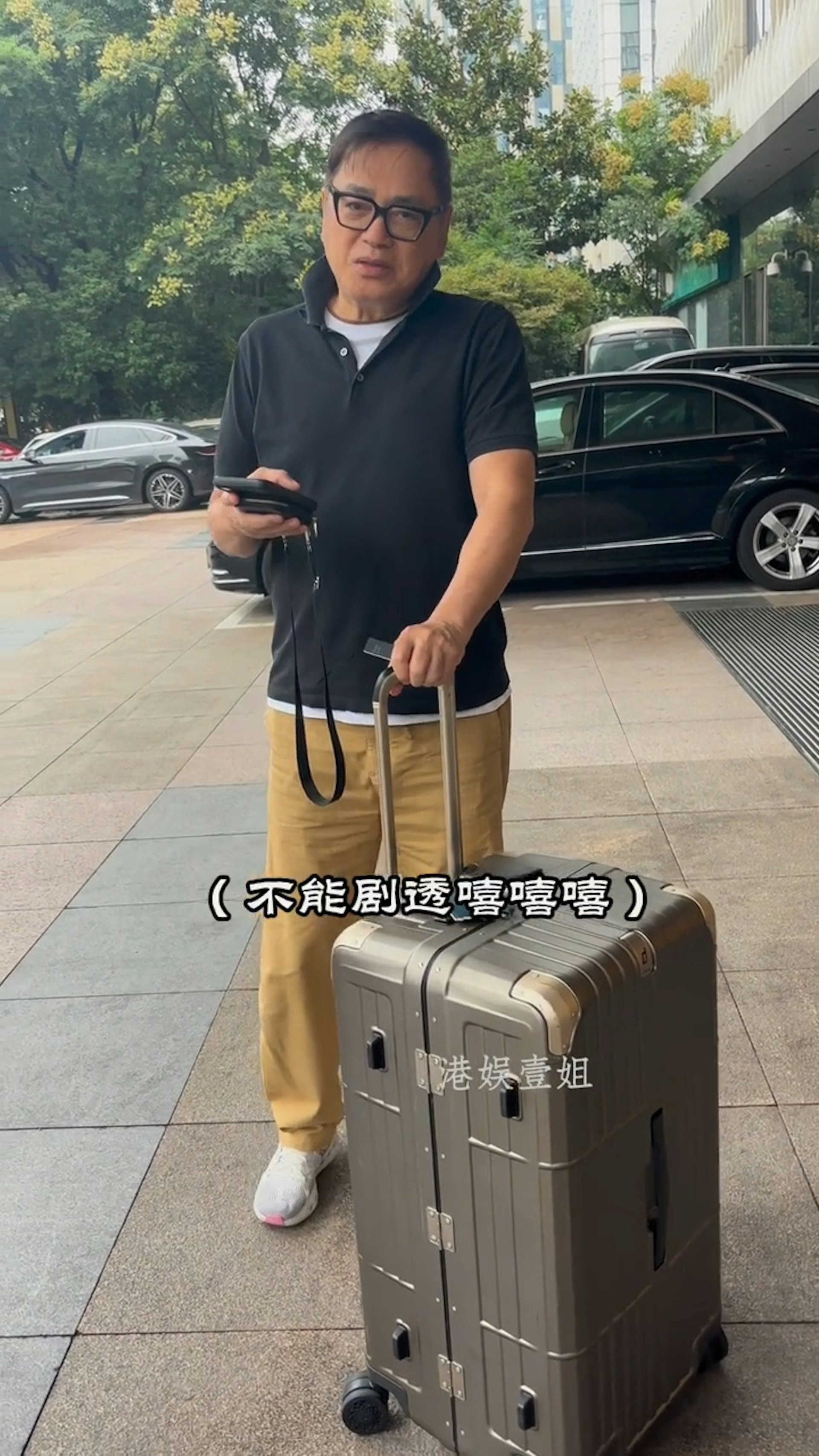 等車期間還與粉絲閒聊。(小紅書截圖)
