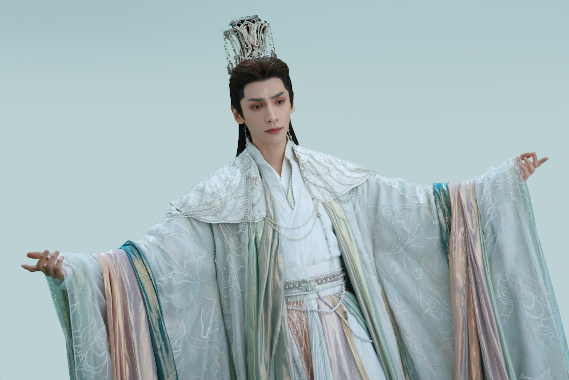 羅雲熙過去憑《香蜜沉沉燼如霜》、《長月燼明》等劇奠定古偶頂流地位,但長期停留在仙俠角色易使觀眾審美疲勞。