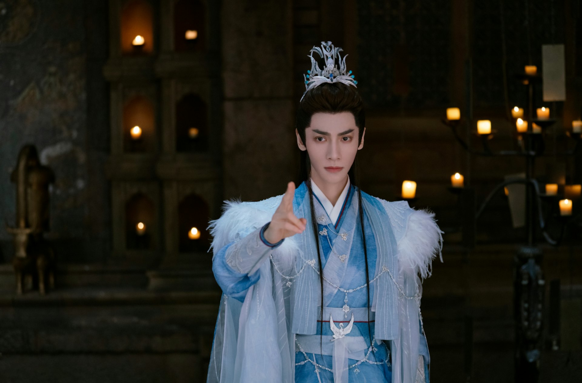 羅雲熙過去憑《香蜜沉沉燼如霜》、《長月燼明》等劇奠定古偶頂流地位,但長期停留在仙俠角色易使觀眾審美疲勞。