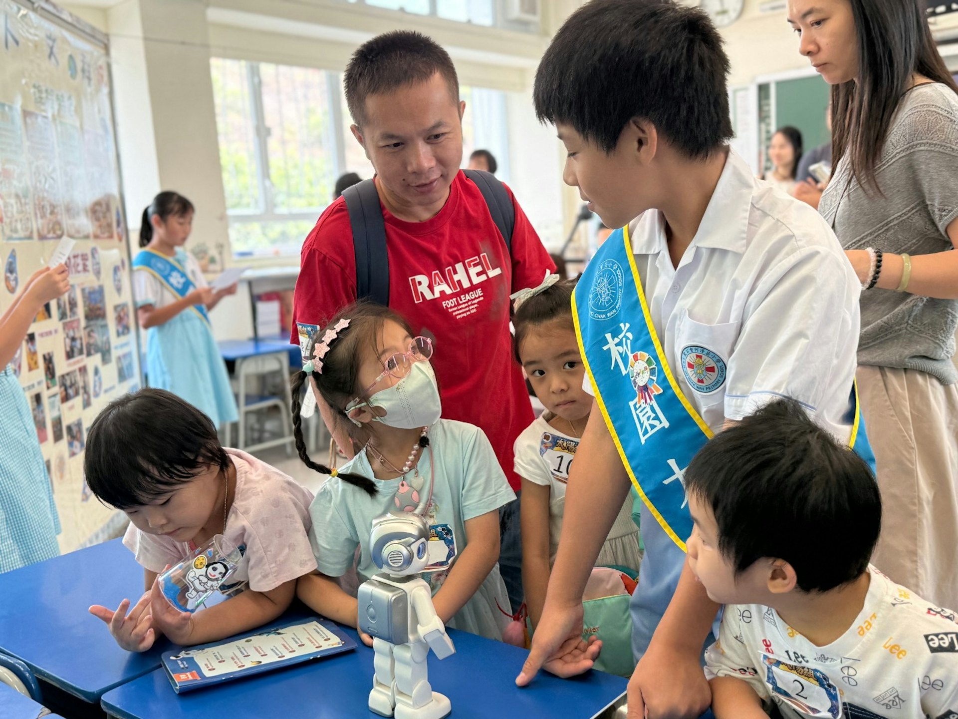 校长手记:AI时代的教育实践,坚守服务精神与全人发展 校长手记:AI时代的教育实践,坚守服务精神与全人发展