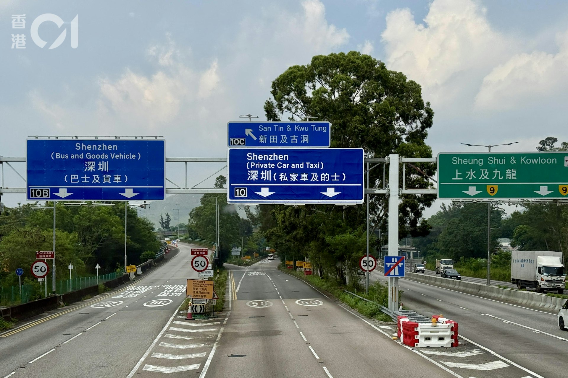 实测当日,天水围路面交通状况良好,巴士驶进新田公路后更是畅通无阻。
