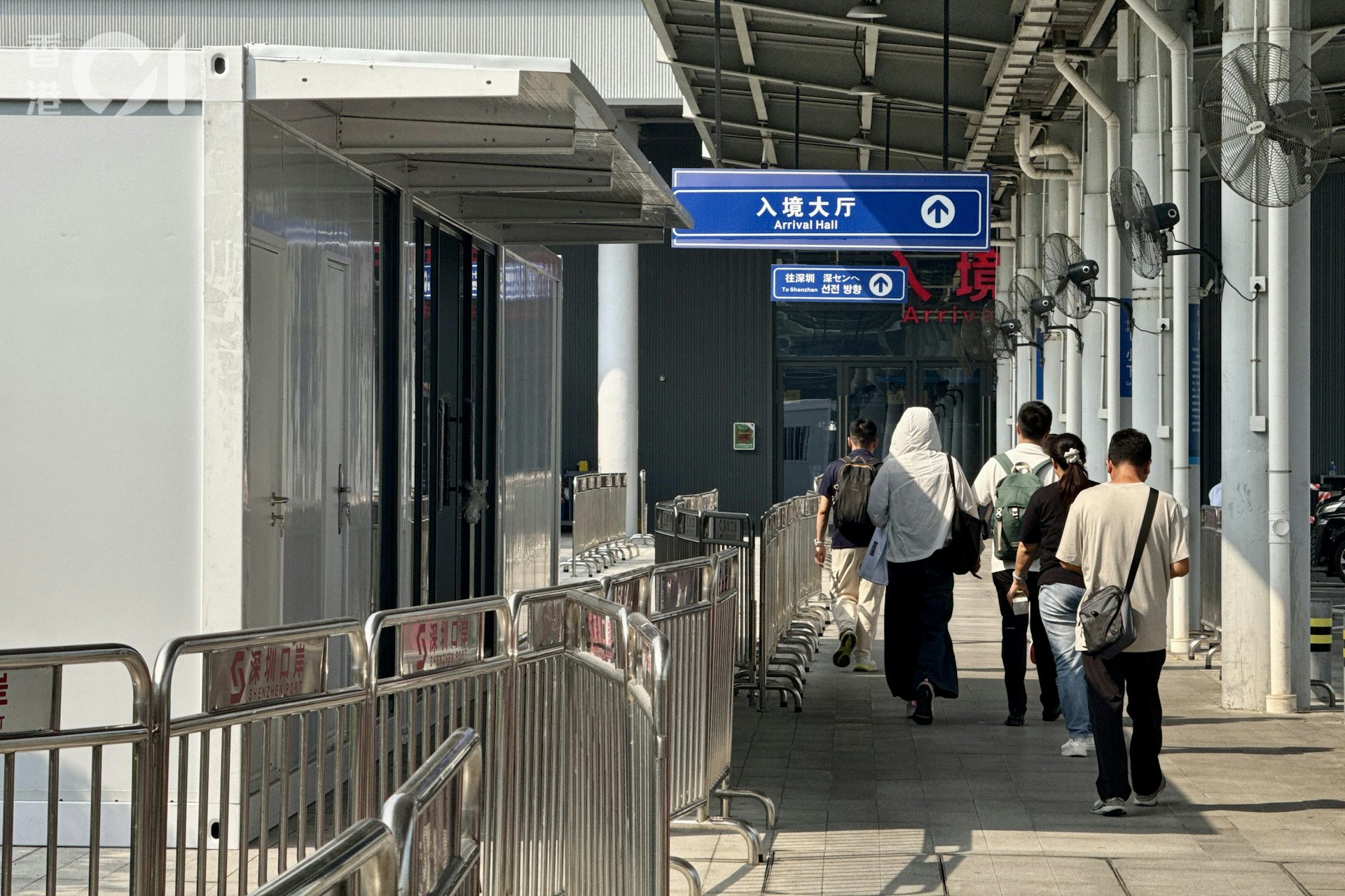 皇巴下午3時16分抵達皇崗口岸臨時旅檢大樓。