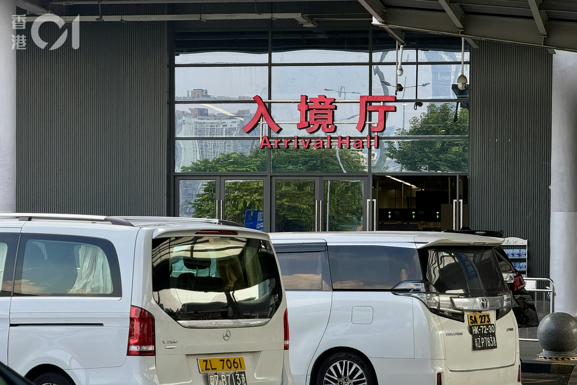 旧皇岗口岸采用「两地两检」模式,过关流程较现在的「一地两检」繁琐。图为深圳的皇岗口岸临时旅检大楼的出口。