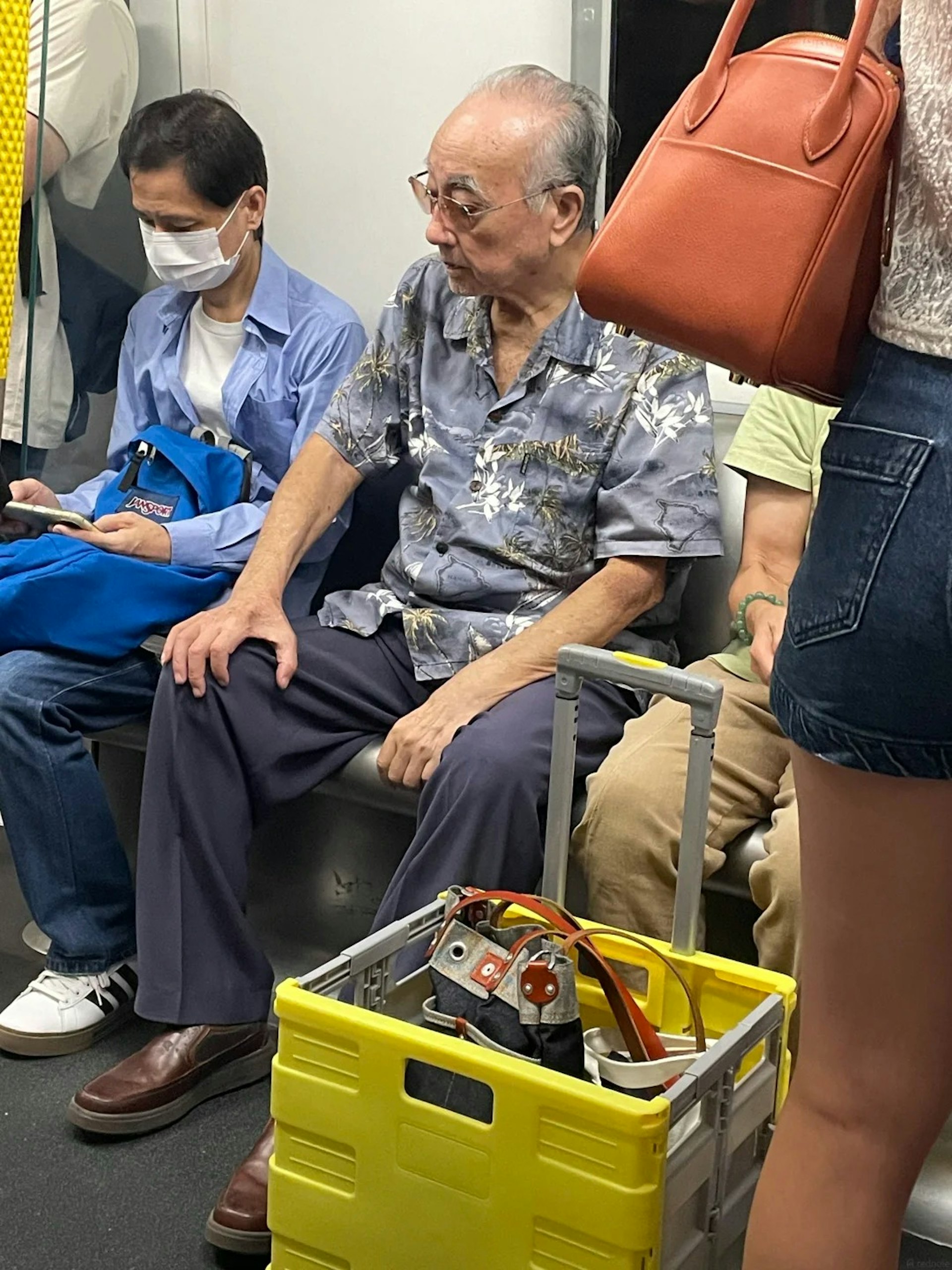 84岁卢海鹏地铁偶遇近况曝光:独居生活简朴接地气,儿子罕见现身后台 84岁卢海鹏地铁偶遇近况曝光:独居生活简朴接地气,儿子罕见现身后台