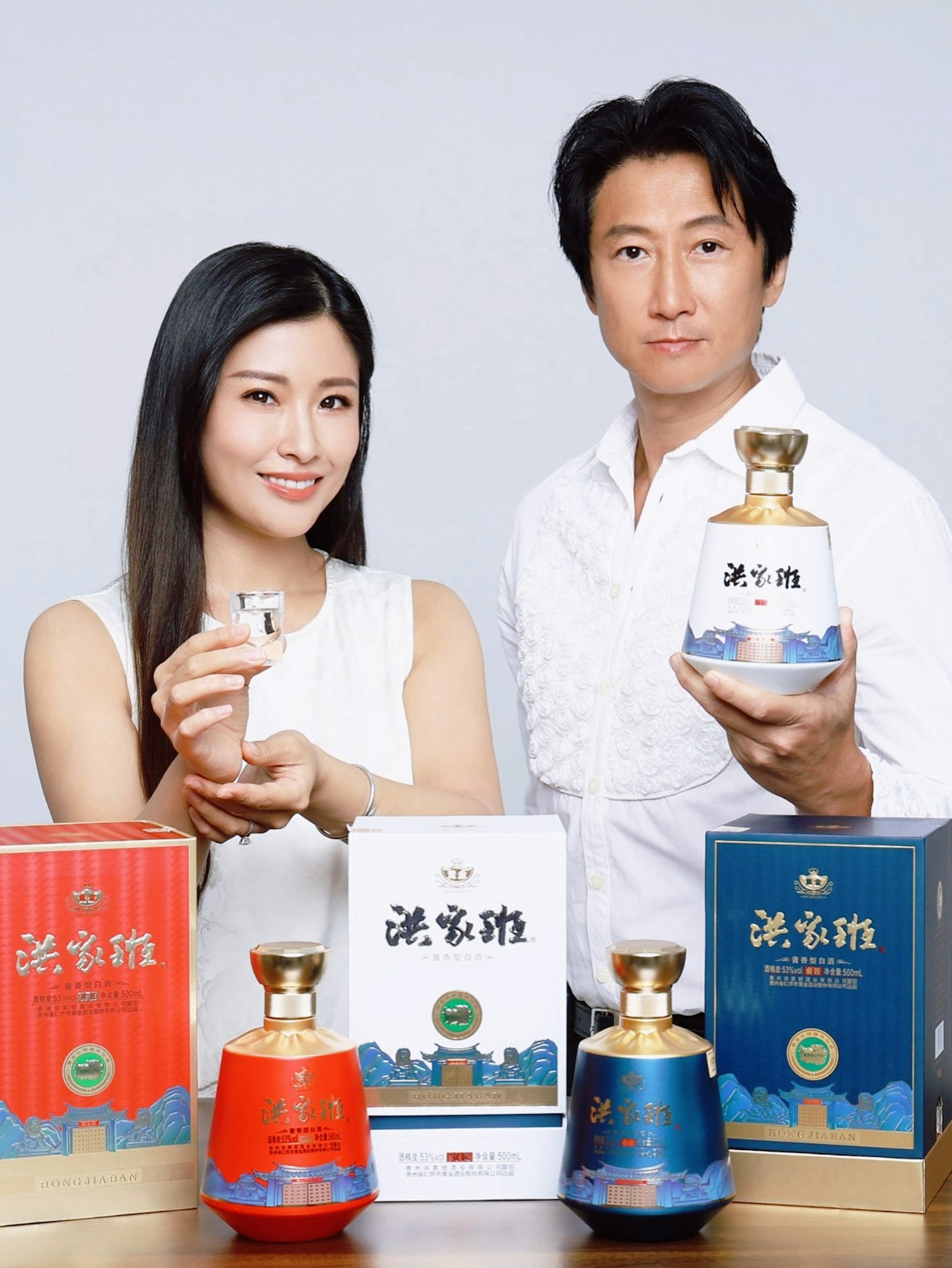 周家蔚近年積極參與「洪家班」品牌經營,推出許多周邊產品。(IG@janetchowkawai)