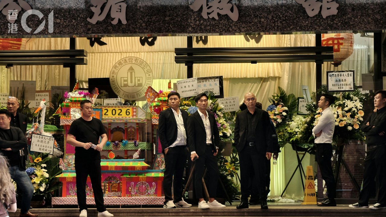 向華炎妻子呂杏華逝世設靈 大批警員紅磡世界殯儀館外駐守