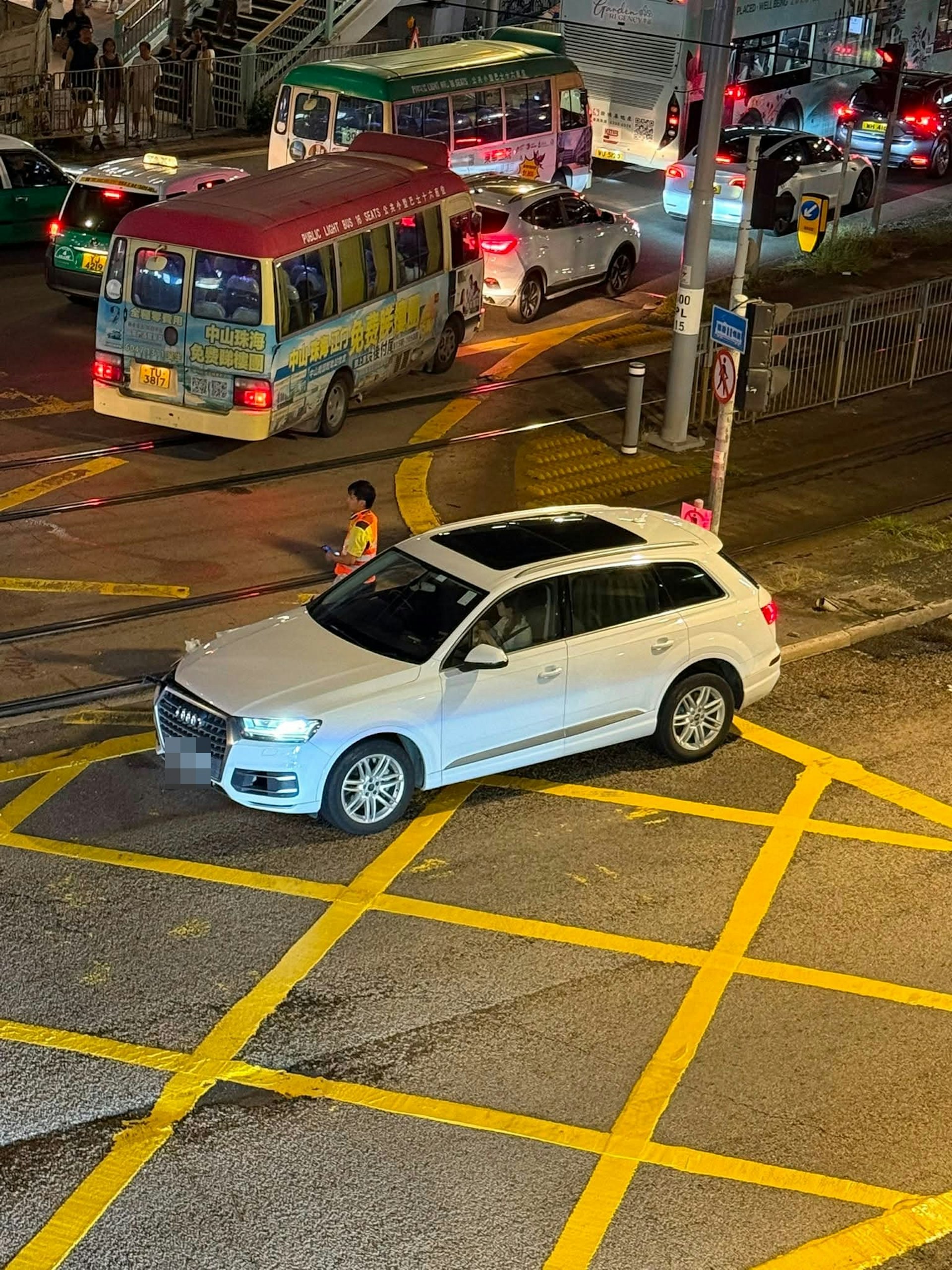 涉事白色私家车挂有两地牌,其车头有轻微损毁。(threads@tszyu852)