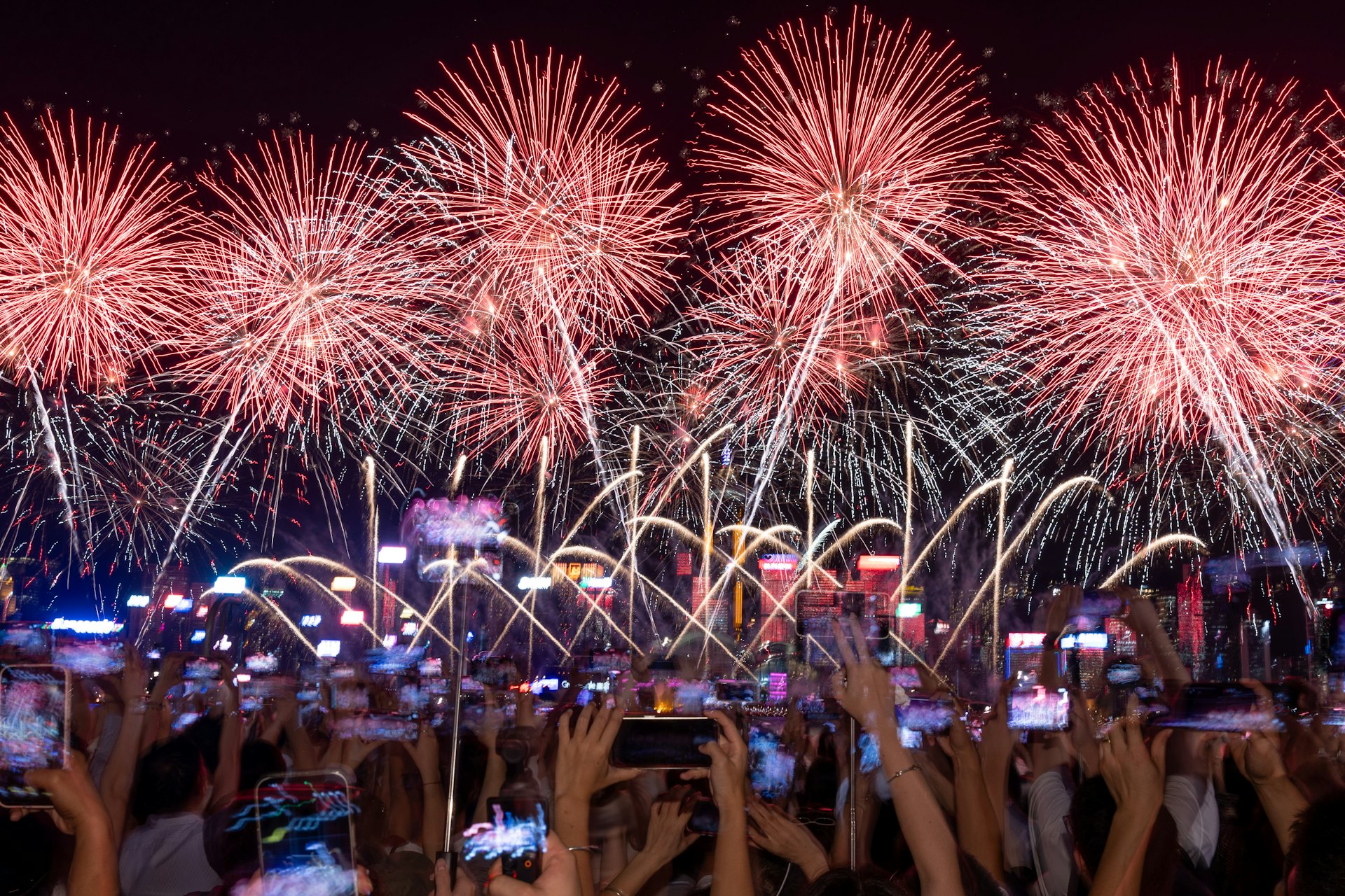10月1日,為慶祝中華人民共和國成立77周年,當日晚上8時在維港舉行國慶煙花匯演,歷時23分鐘。