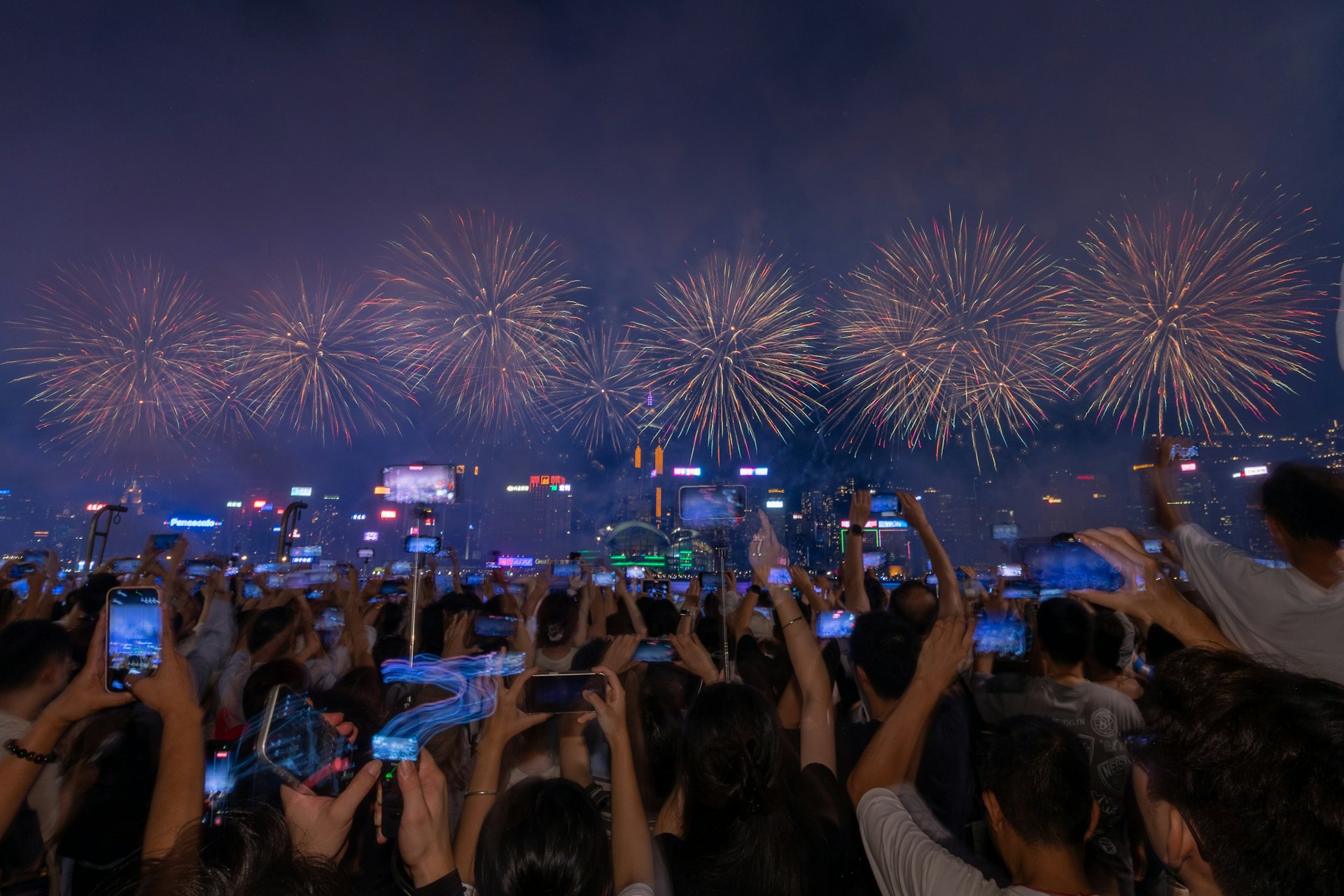 10月1日,為慶祝中華人民共和國成立77周年,當日晚上8時在維港舉行國慶煙花匯演,歷時23分鐘。