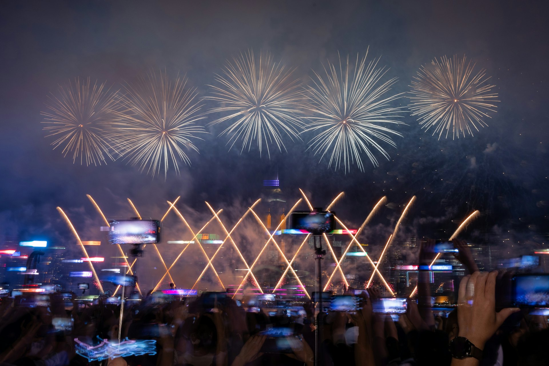 10月1日,為慶祝中華人民共和國成立77周年,當日晚上8時在維港舉行國慶煙花匯演,歷時23分鐘。