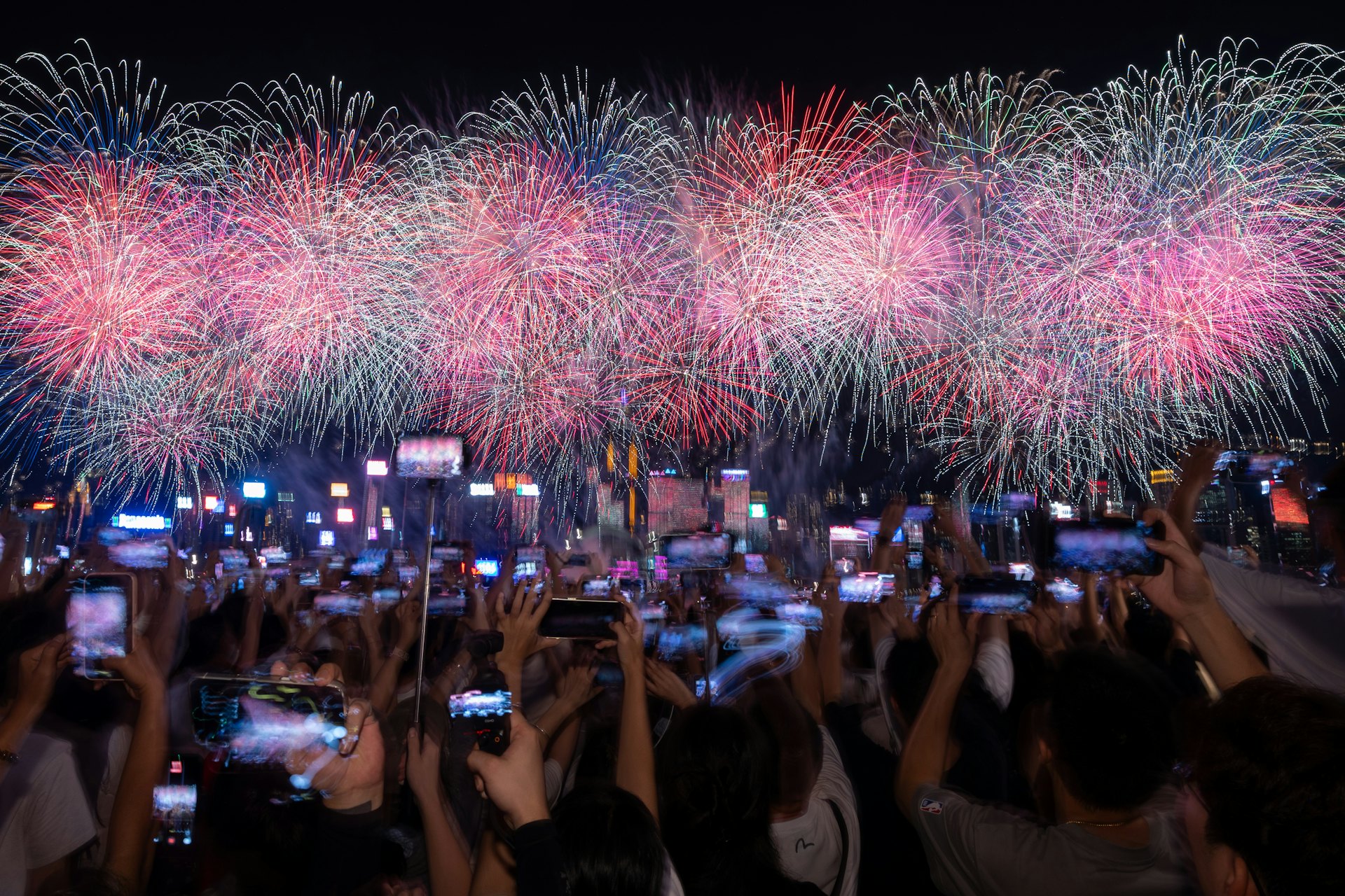 10月1日,為慶祝中華人民共和國成立77周年,當日晚上8時在維港舉行國慶煙花匯演,歷時23分鐘。