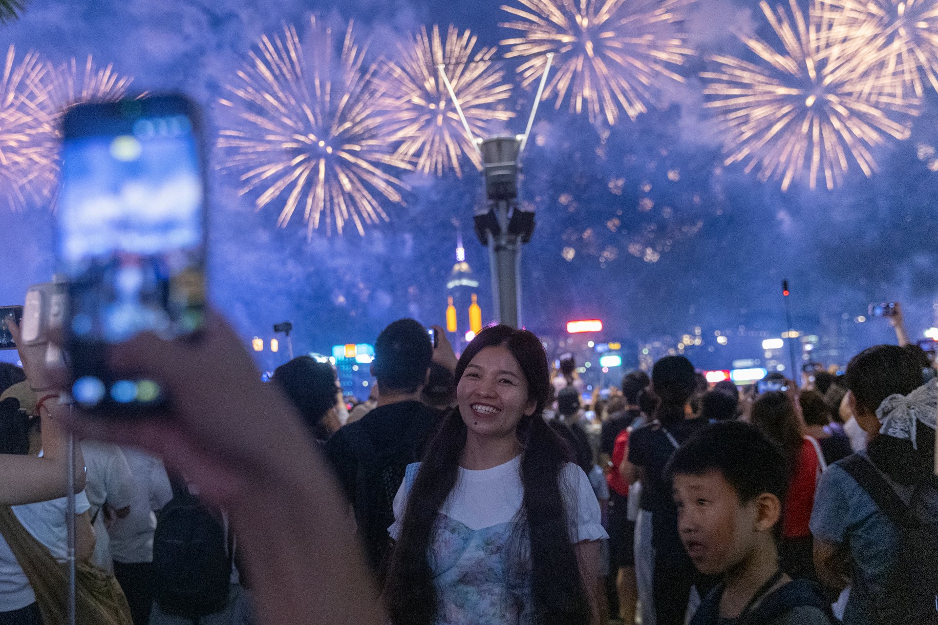 10月1日,為慶祝中華人民共和國成立77周年,當日晚上8時在維港舉行國慶煙花匯演,歷時23分鐘。